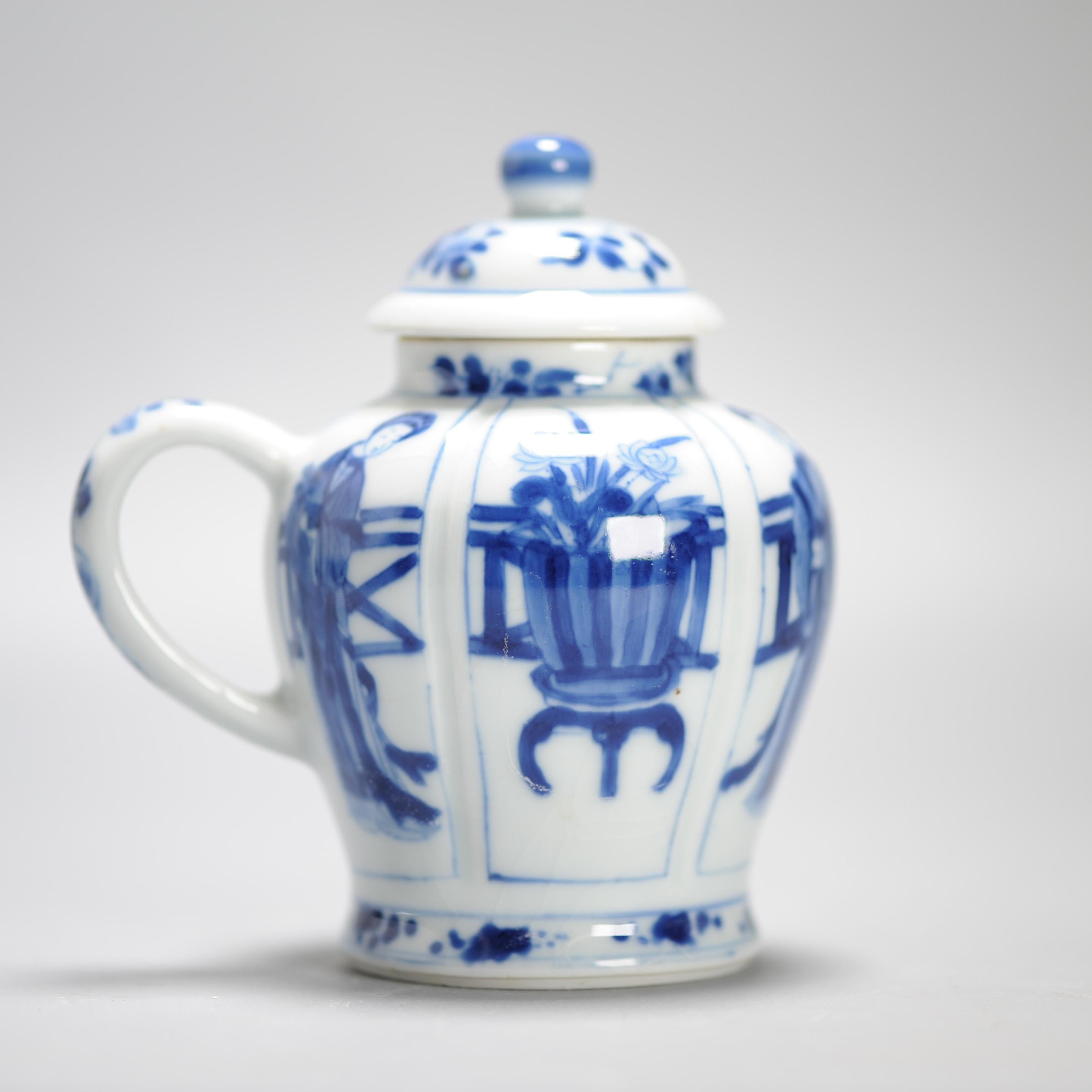 Whiting avec vous ce joli pot à sucre / moutarde en bleu et blanc.
Pièces de la période Kangxi en bleu sous glaçure. Compartiments avec dames élégantes et paniers à fleurs.

Base marquée d'une feuille d'artemesia.

11-3-25


Condit
Le couvercle est