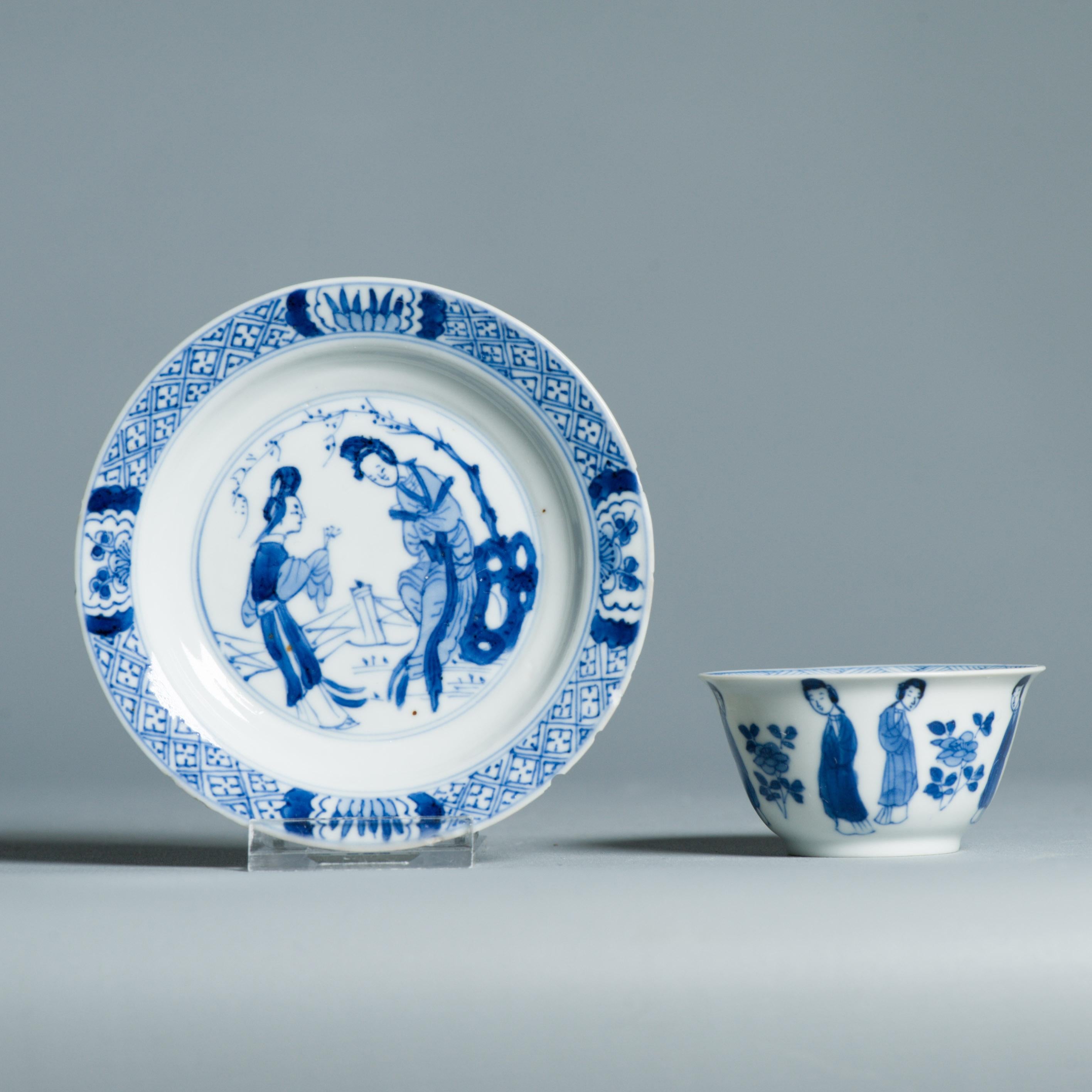 Whiting avec vous ce joli service à thé en Bleu et blanc, c'est un mariage. Combinaison de 2 ensembles. Le bol est très finement empoté.
Pièces de la période Kangxi en bleu sous glaçure et très finement empotées. Le plat et la coupe sont ornés d'une