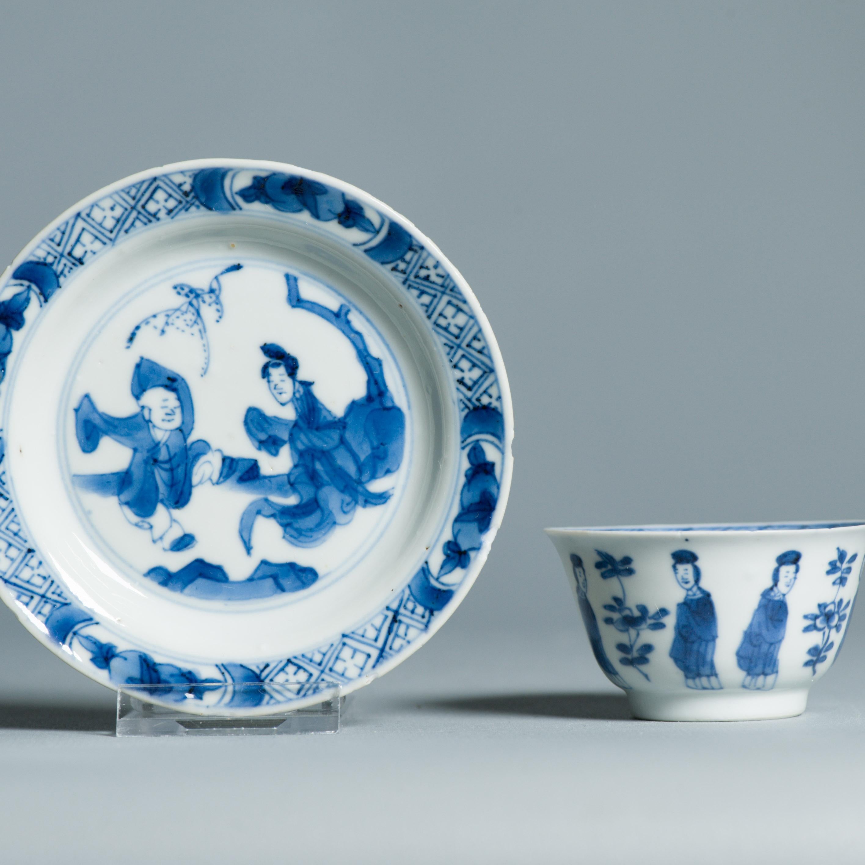 Whiting avec vous ce joli service à thé en Bleu et blanc, c'est un mariage. Combinaison de 2 ensembles. Le bol est très finement empoté.
Pièces de la période Kangxi en bleu sous glaçure et très finement empotées. Le plat et la coupe sont ornés d'une