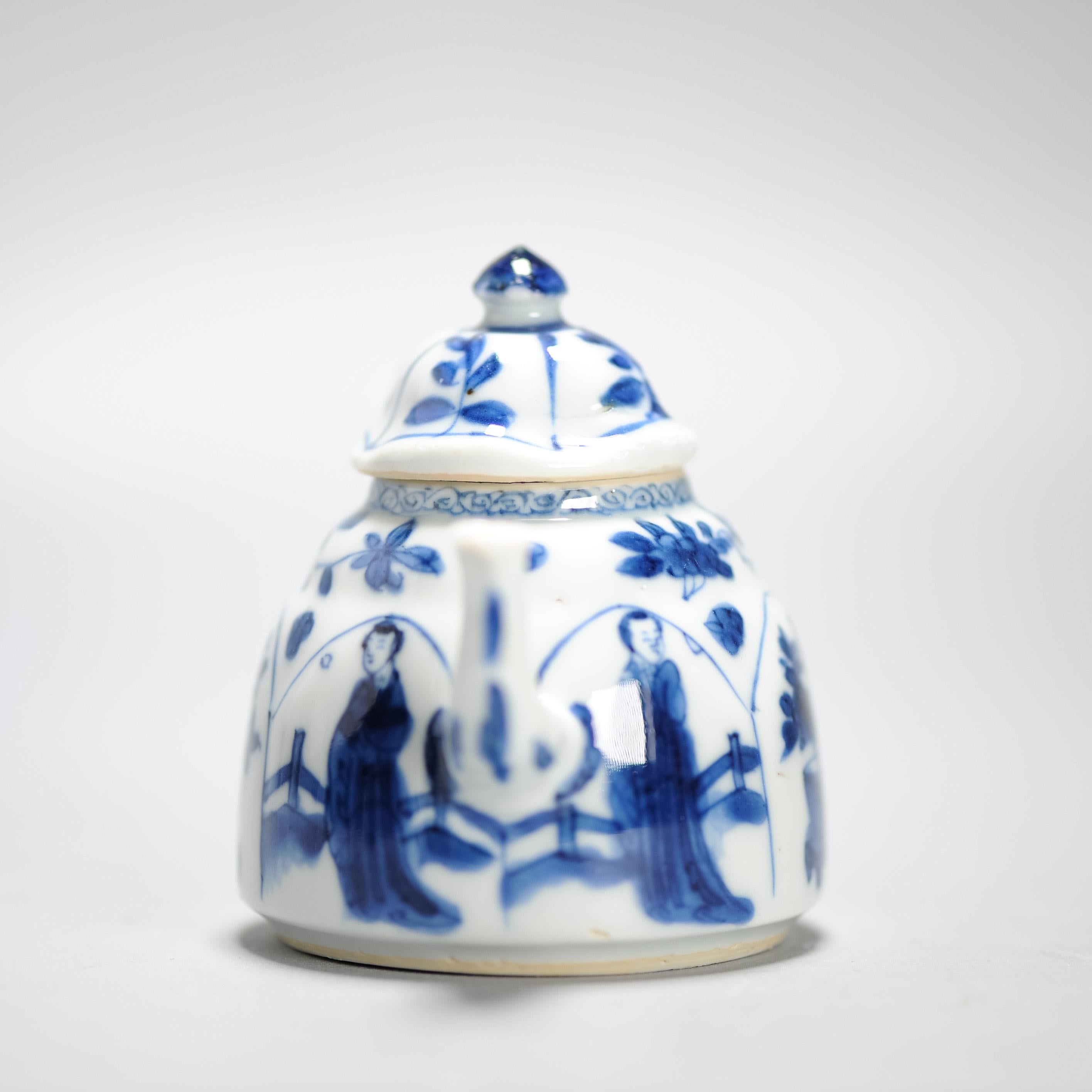 Antique Kangxi Period Chinese porcelain Teapot Elegant Ladies China Yu mark In Good Condition In Amsterdam, Noord Holland