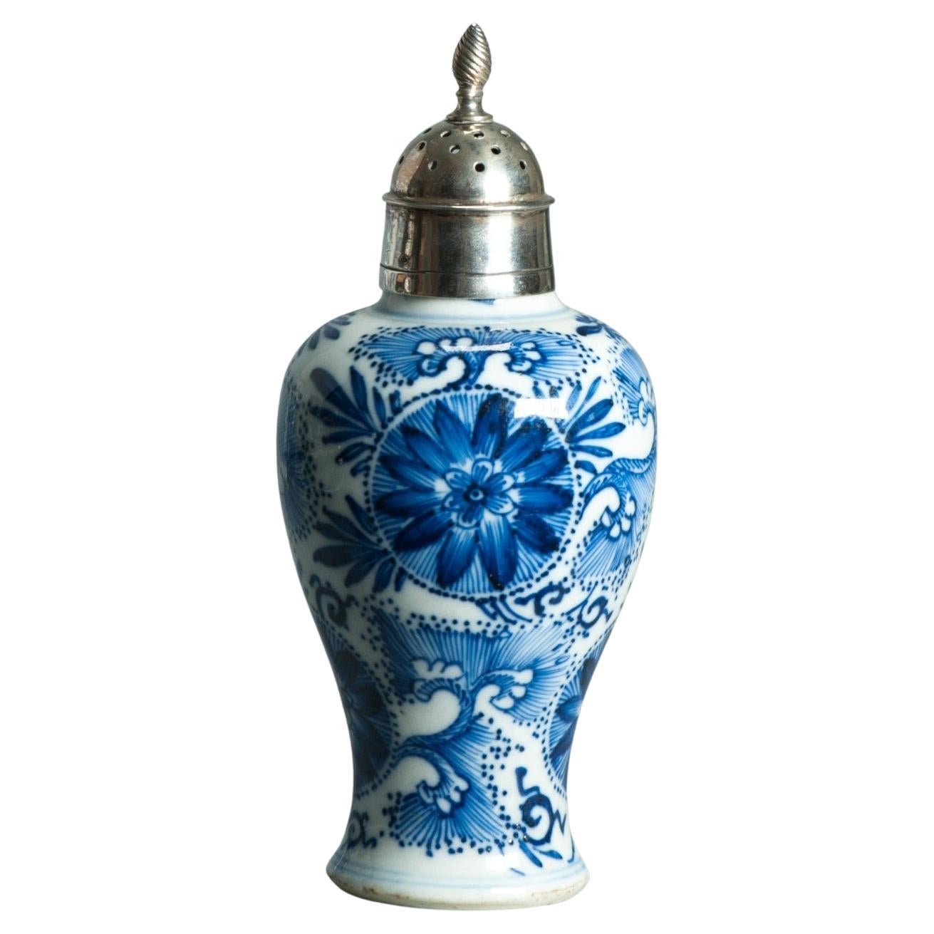 Vase ancien en porcelaine chinoise de la période Kangxi A Silver Montagnes Fleurs Floral Chine