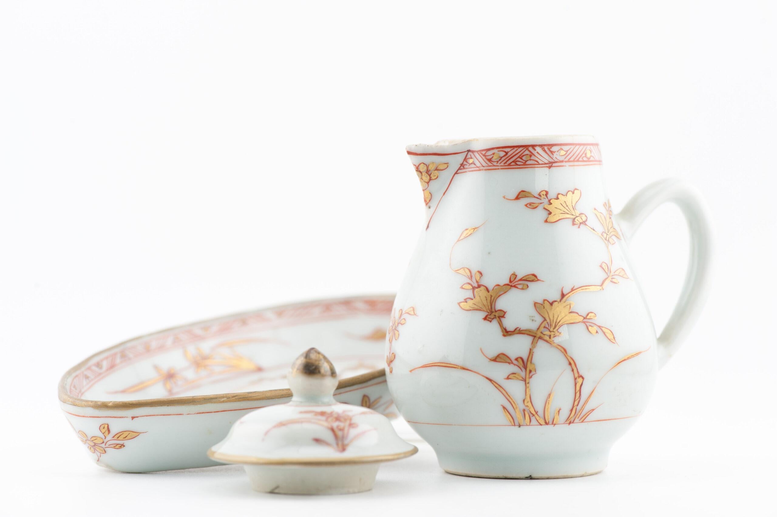 Fino al XVIII secolo Antica lattiera da tè del periodo Kangxi e piatto Pattipan Sangue e Latte Cina in vendita