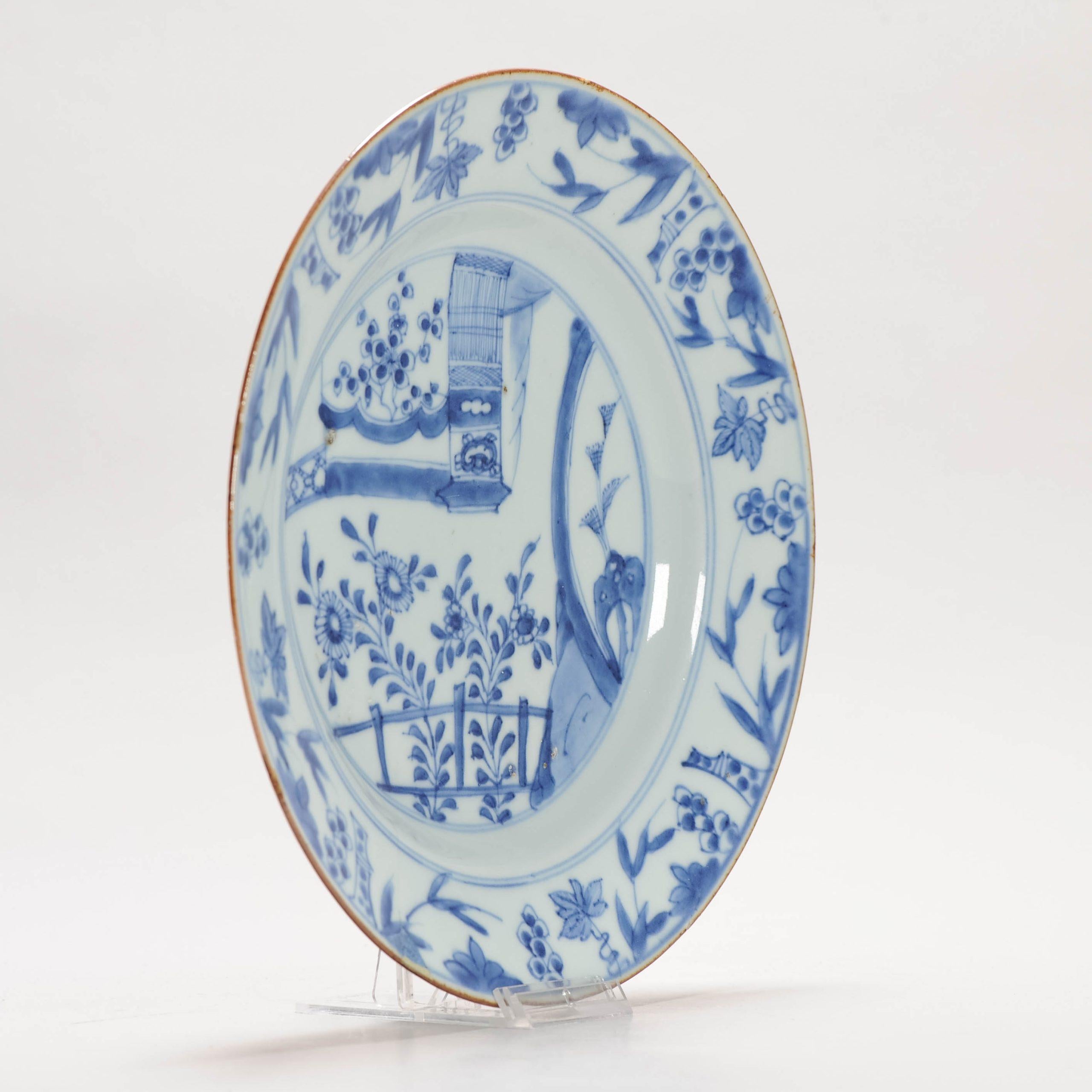 Chinois Ancienne assiette en porcelaine chinoise de la période Kangxi Qing marquée sur la base, 18e siècle en vente