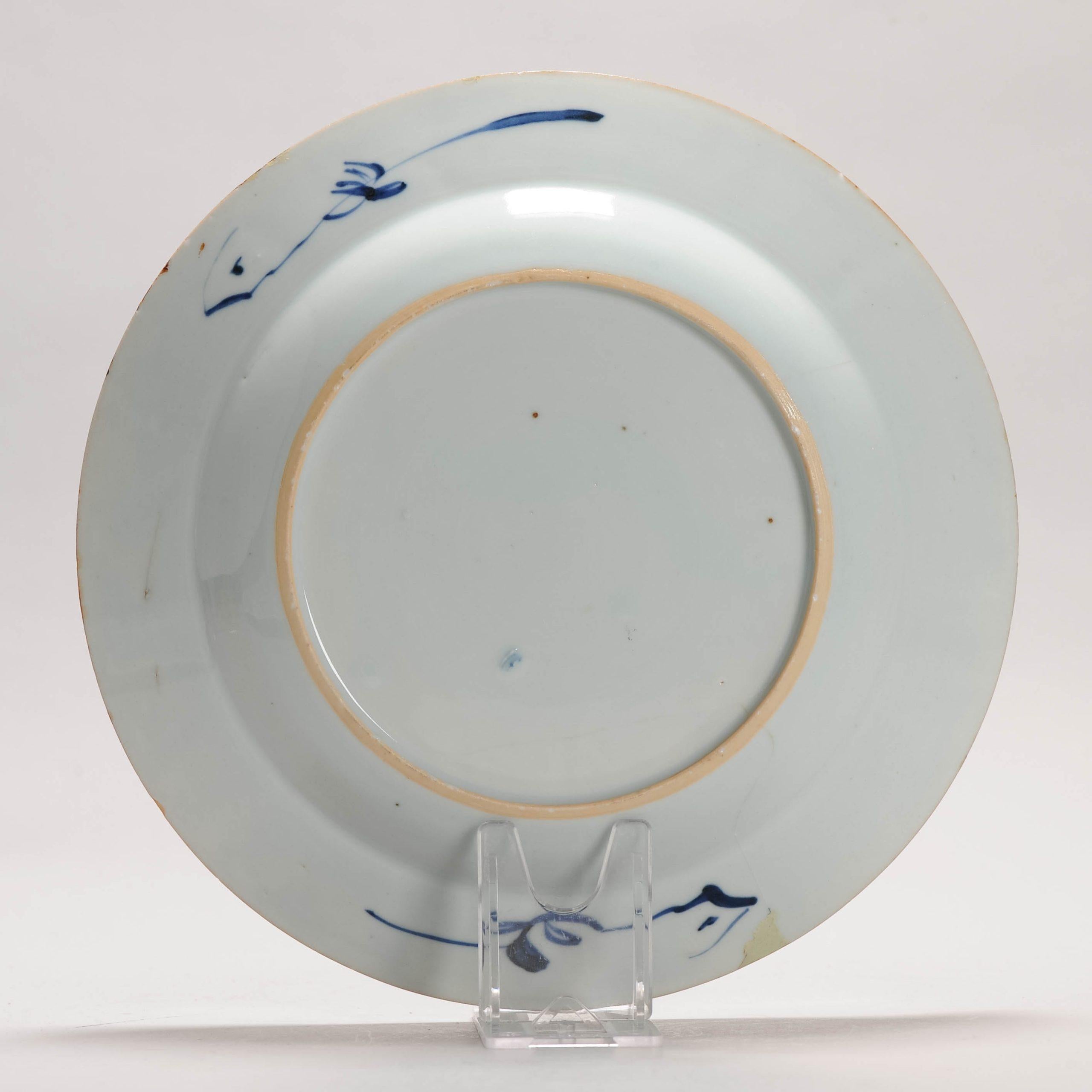 Ancienne assiette en porcelaine chinoise de la période Kangxi Qing marquée sur la base, 18e siècle Bon état - En vente à Amsterdam, Noord Holland