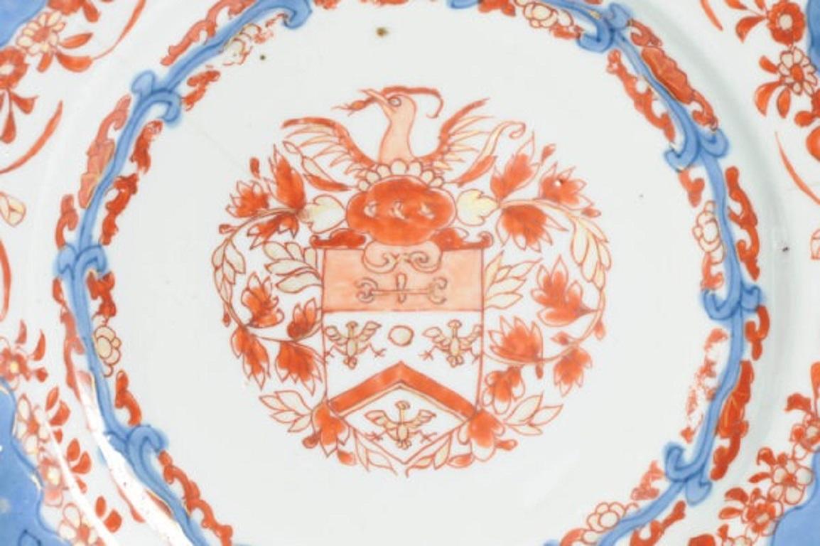 Cinese Antico piatto armoriale in porcellana cinese Kangxi/Yongzheng Gellicum, XVIII sec. in vendita