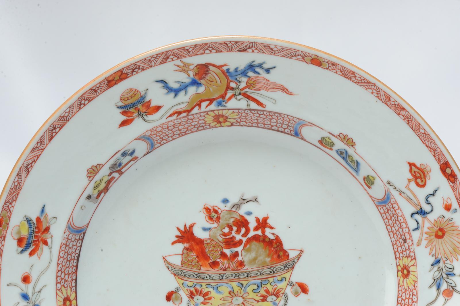 Ancienne assiette en porcelaine chinoise Kangxi/Yongzheng grenade Halberd ou Ji Bon état - En vente à Amsterdam, Noord Holland