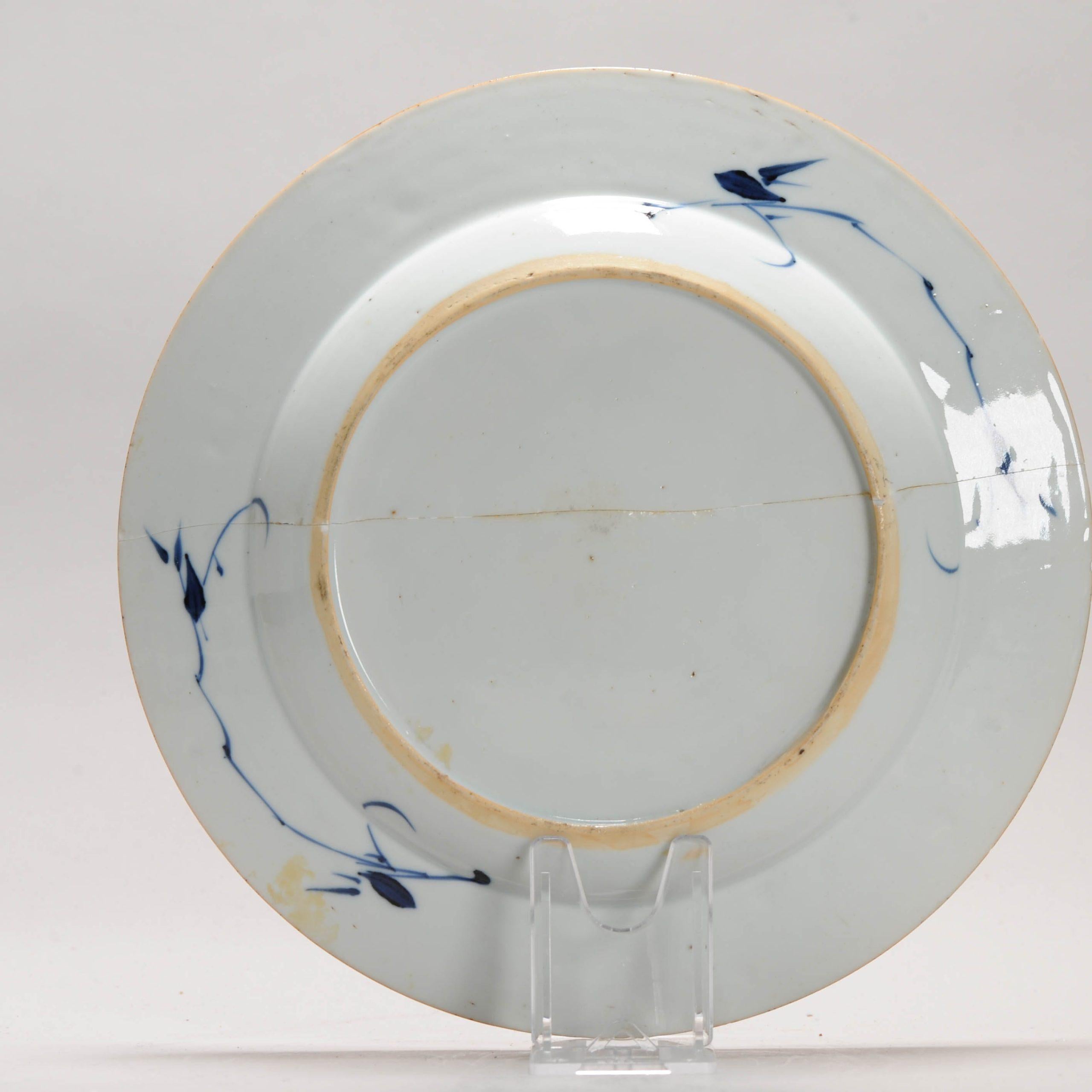 Antico piatto di porcellana cinese Kangxi/Yongzheng Qing Fiori di bambù Anhua, 18° sec. In condizioni buone in vendita a Amsterdam, Noord Holland