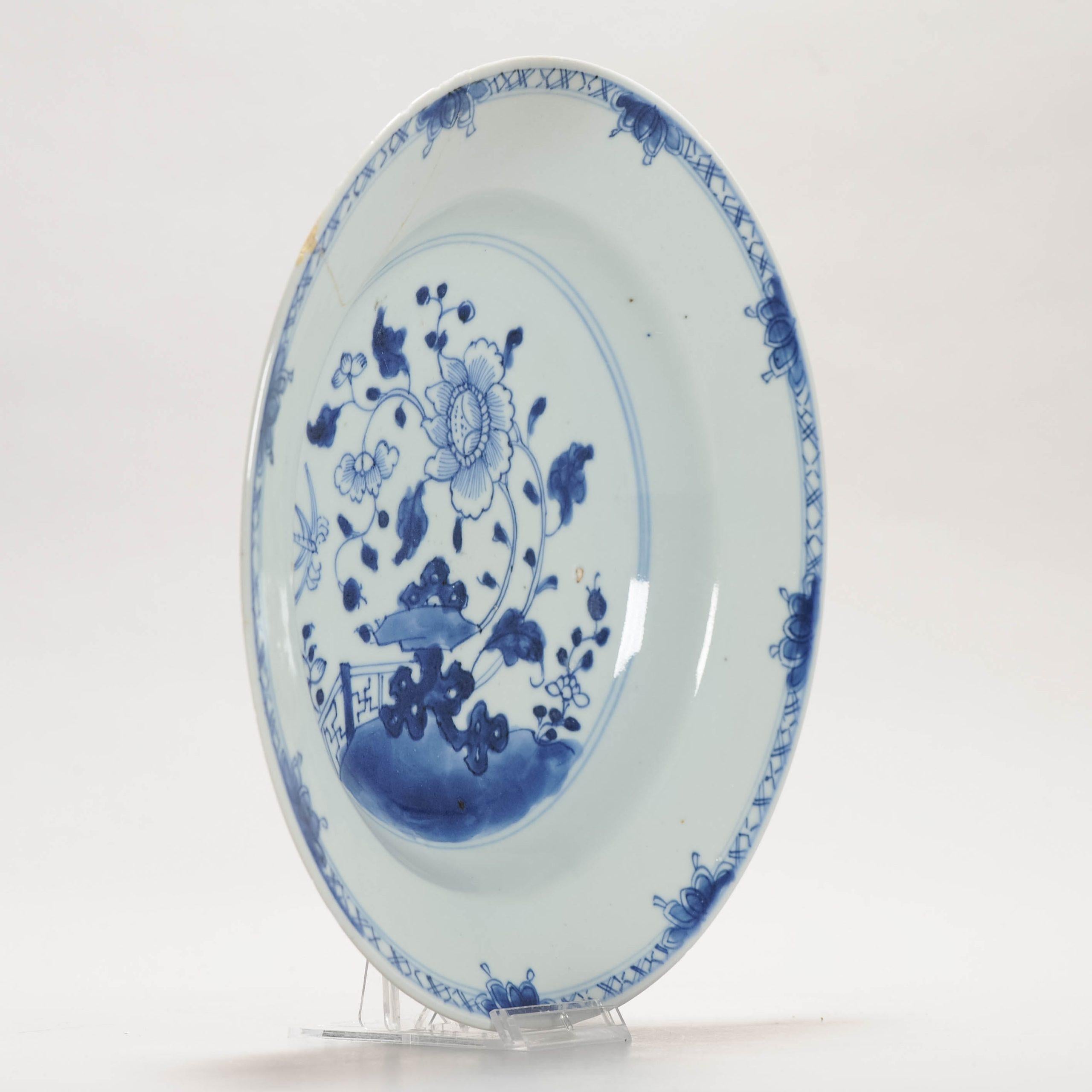 Compartimos contigo este precioso plato del periodo Kangxi / Yongzheng.

Más información:
Material: Porcelana y cerámica
Región de origen: China
Periodo: siglo XVIII
Periodo de la Dinastía China: Qing (1661 - 1912)
Estado: Sección restaurada en el