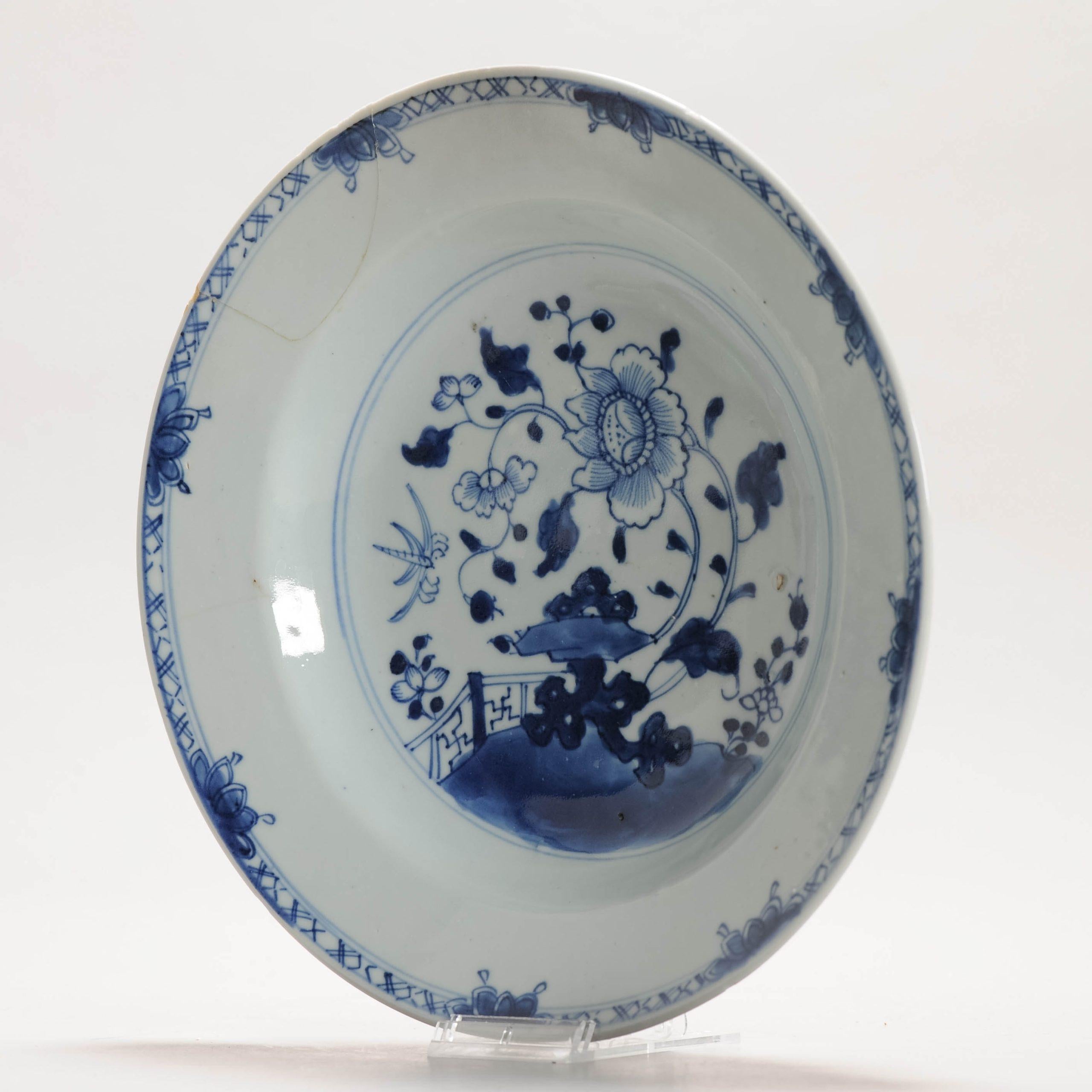 Antiguo plato de porcelana china Kangxi/Yongzheng Periodo Qing Jardín de flores en Bueno estado para la venta en Amsterdam, Noord Holland