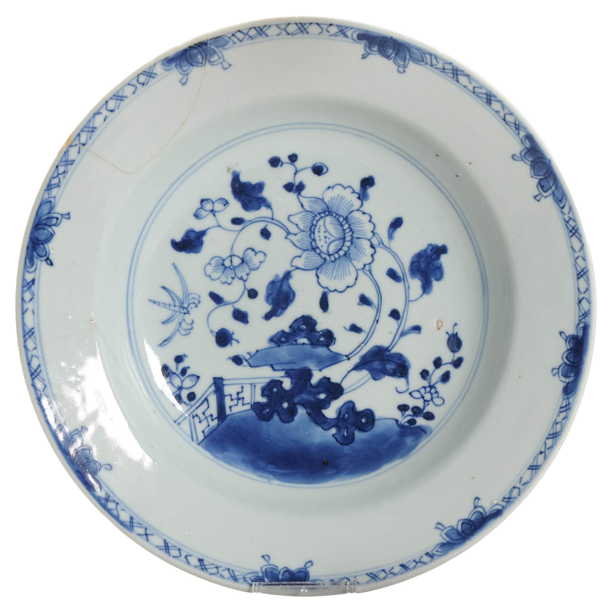 Antico piatto in porcellana cinese del periodo Kangxi/Yongzheng Qing con giardino fiorito