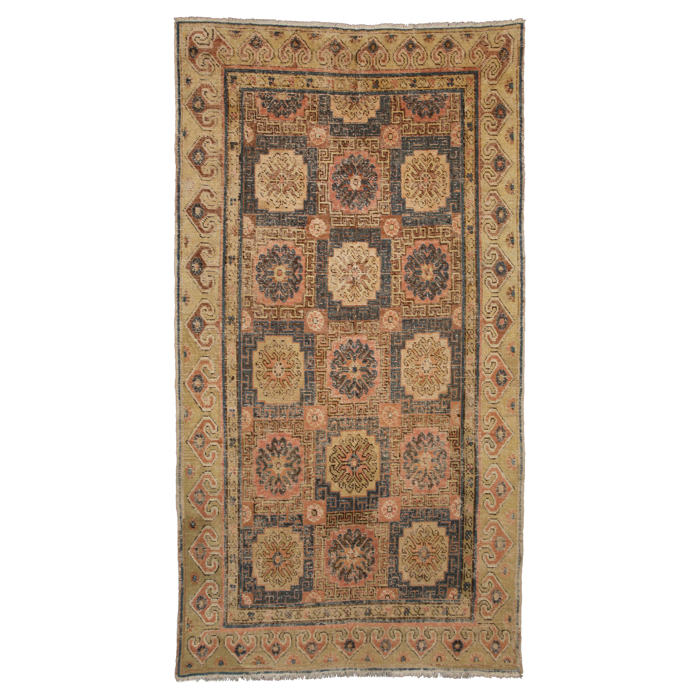 Tapis Khotan ancien en laine beige Kansu, 18ème siècle en vente