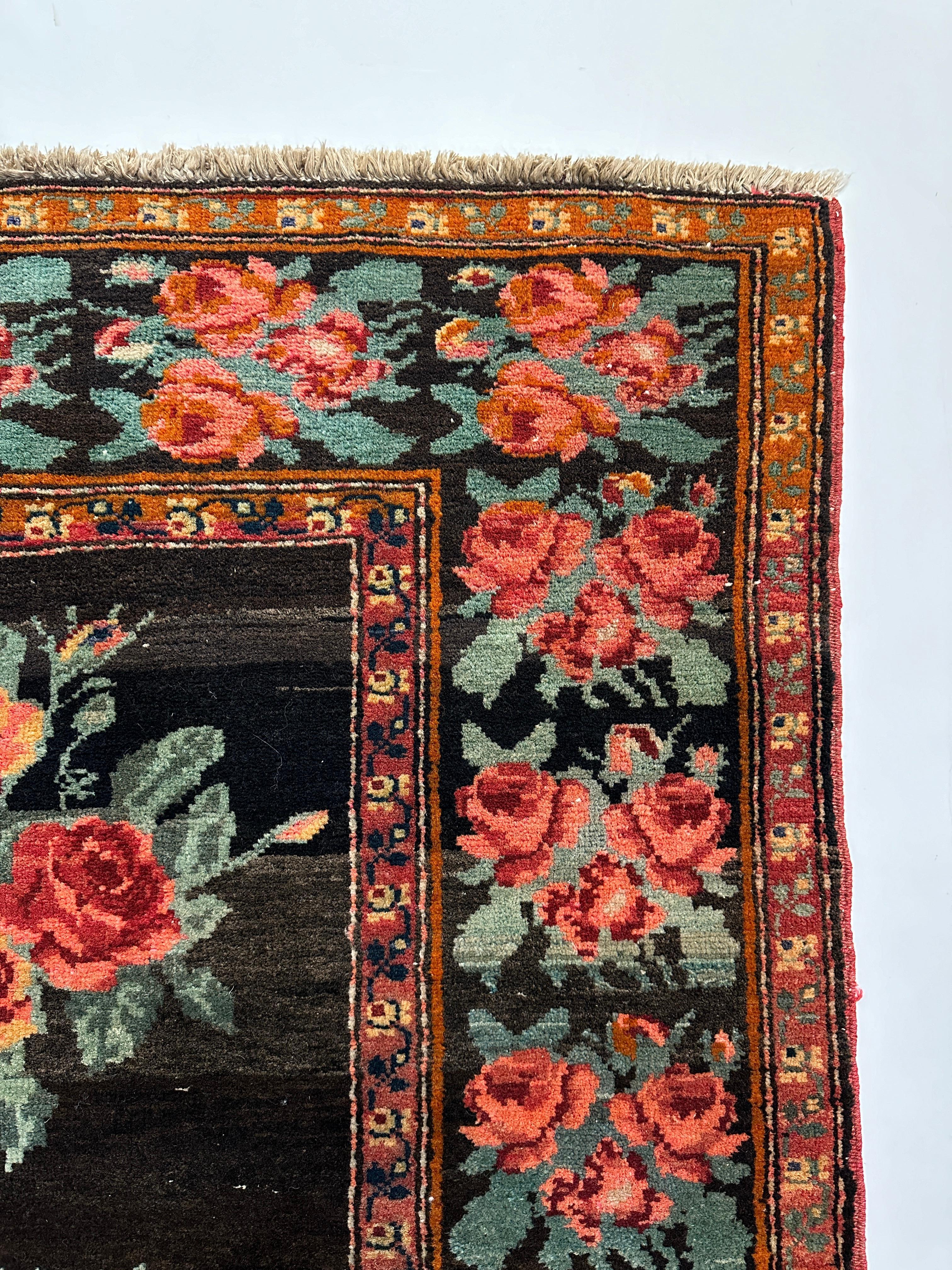 Tappeto antico di Karabagh con motivo centrale a bastoni e bordi ripetuti. Campo marrone con rose rosse e rosa e fogliame verde. Dimensioni uniche e motivo floreale. 
L'usura è coerente con l'età e l'uso. Vedi le foto per i dettagli.