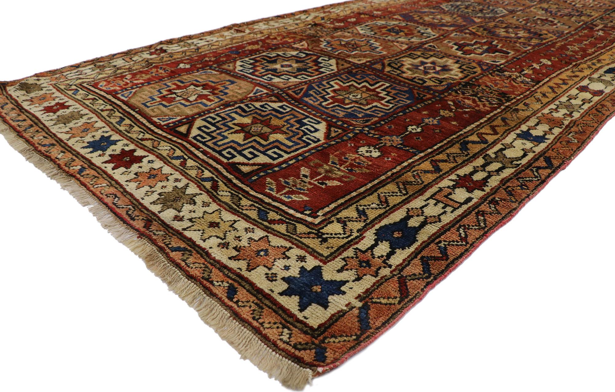 60927 Antiker Karabagh Aserbaidschan Galerie-Teppich mit Memling Guls 05'03 x 11'00. Dieser handgeknüpfte, antike Teppich aus Karabagh Aserbaidschan versprüht nomadischen Charme mit einem Hauch von Raffinesse und wirkt einladend. Das abgewetzte Feld