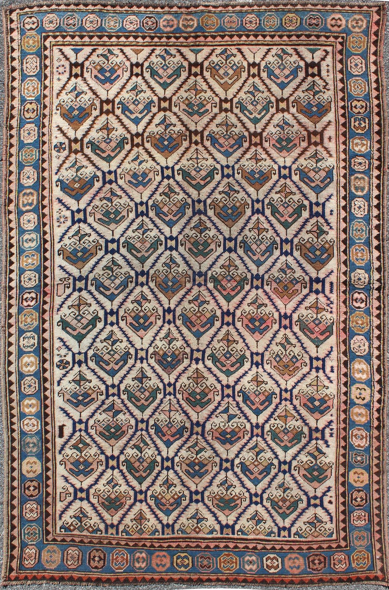 Laine Tapis ancien de Karabagh avec un design sub-géométrique 4'9