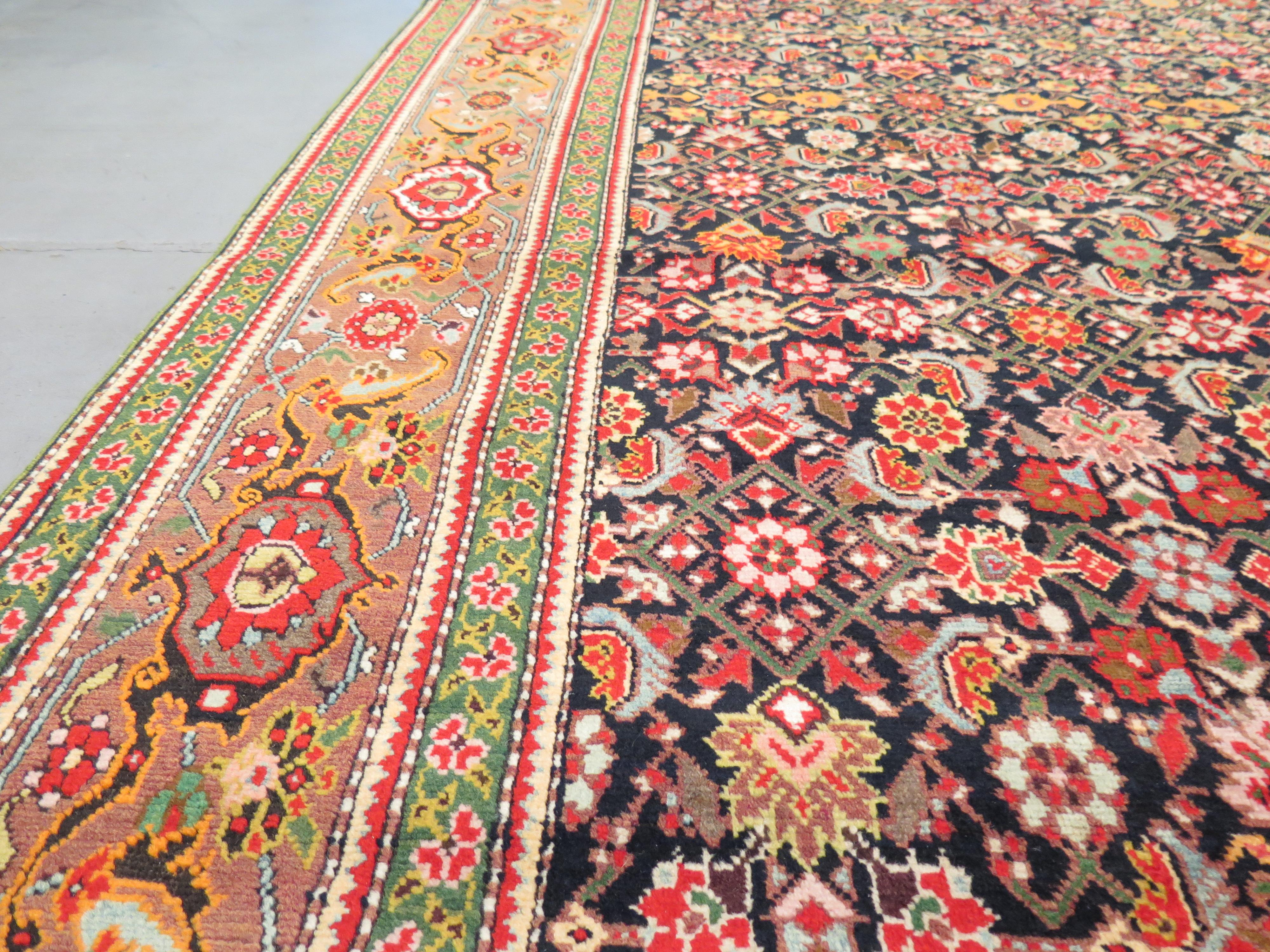 Antike Karabagh-Teppiche sind bei Sammlern und Designern sehr begehrt, da sie einige der ältesten und vielfältigsten Designs aller kaukasischen Knüpfungen aufweisen und vielleicht das Beste an Qualität und Kunstfertigkeit unter den Stücken aus