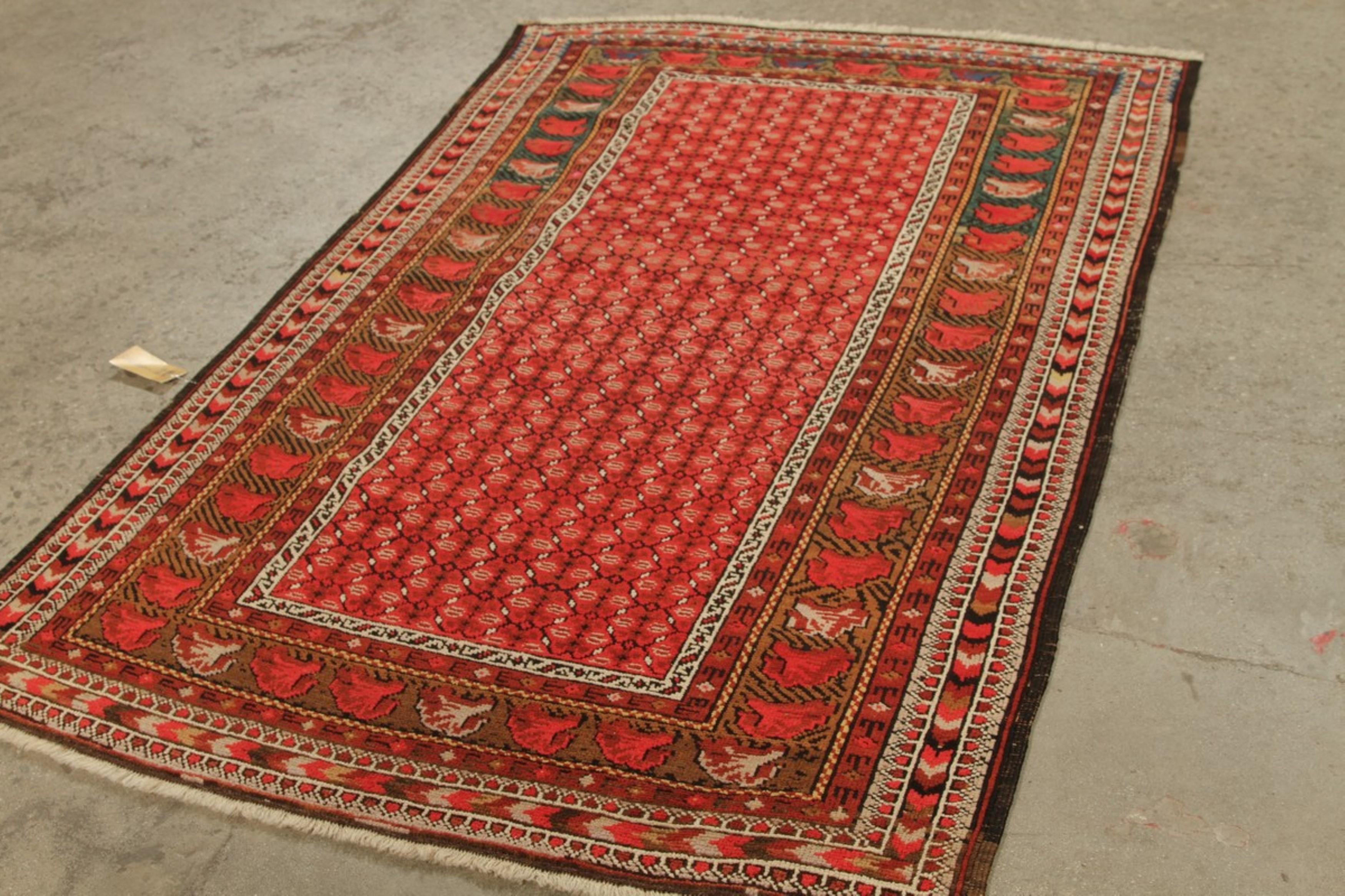 Questo tappeto Karabagh annodato a mano proviene dalla regione di Karabakh in Azerbaigian, un centro storico di tessitura nel Caucaso meridionale, fiorente dal XVII secolo. Conosciuto per i suoi disegni vivaci, questo pezzo presenta motivi classici