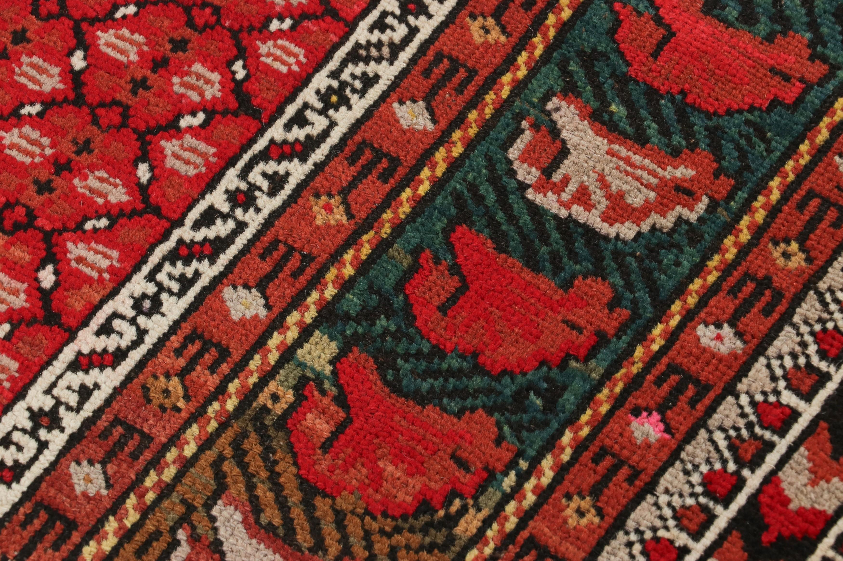 Dieser handgeknüpfte Karabagh-Teppich stammt aus der Region Karabagh in Aserbaidschan, einem historischen Zentrum der Weberei im Südkaukasus, das seit dem 17. Jahrhundert blüht. Dieses für seine lebhaften Designs bekannte Stück zeigt klassische