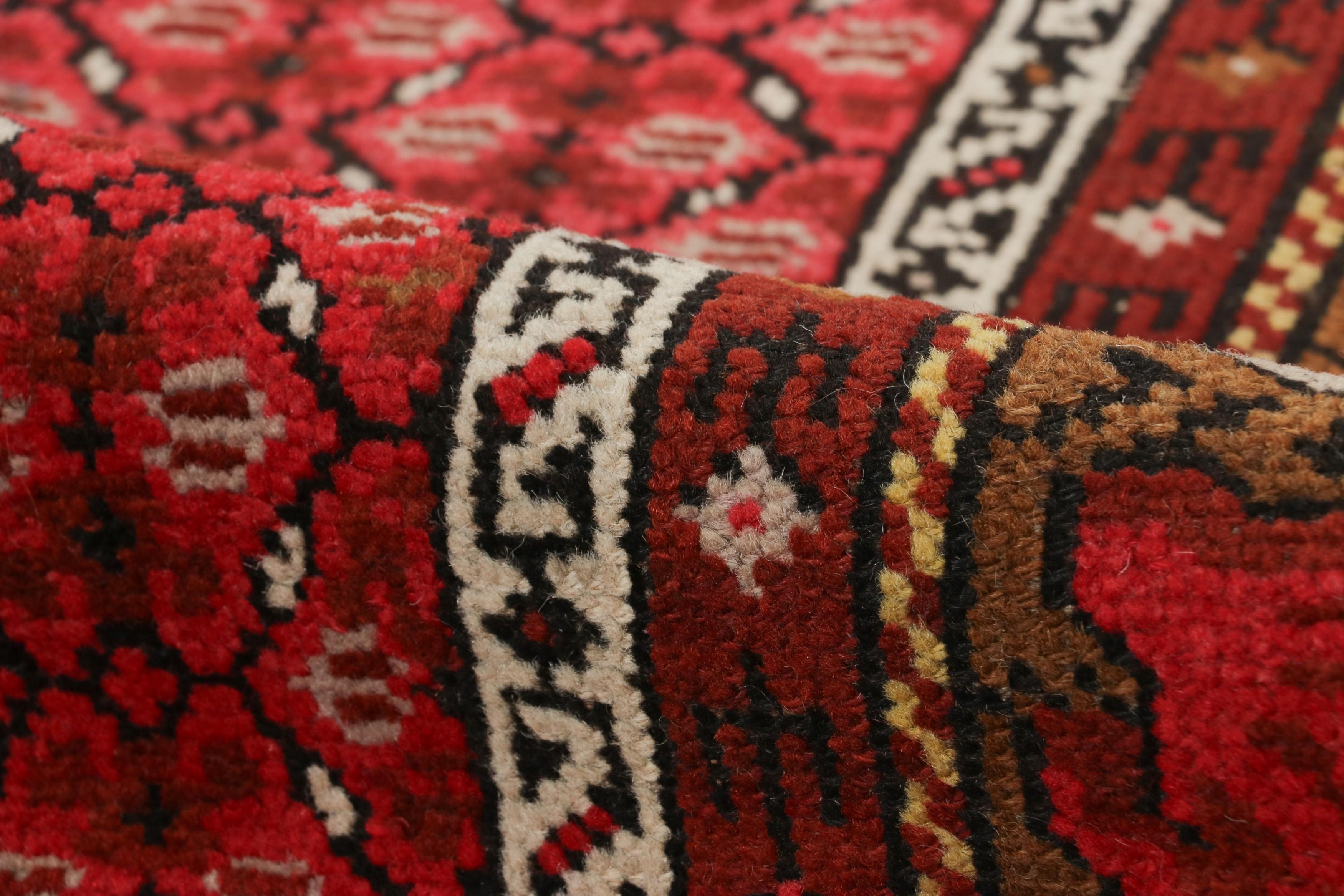 Antiker Karabagh Wollteppich mit roten und braunen Blumen im Angebot 1