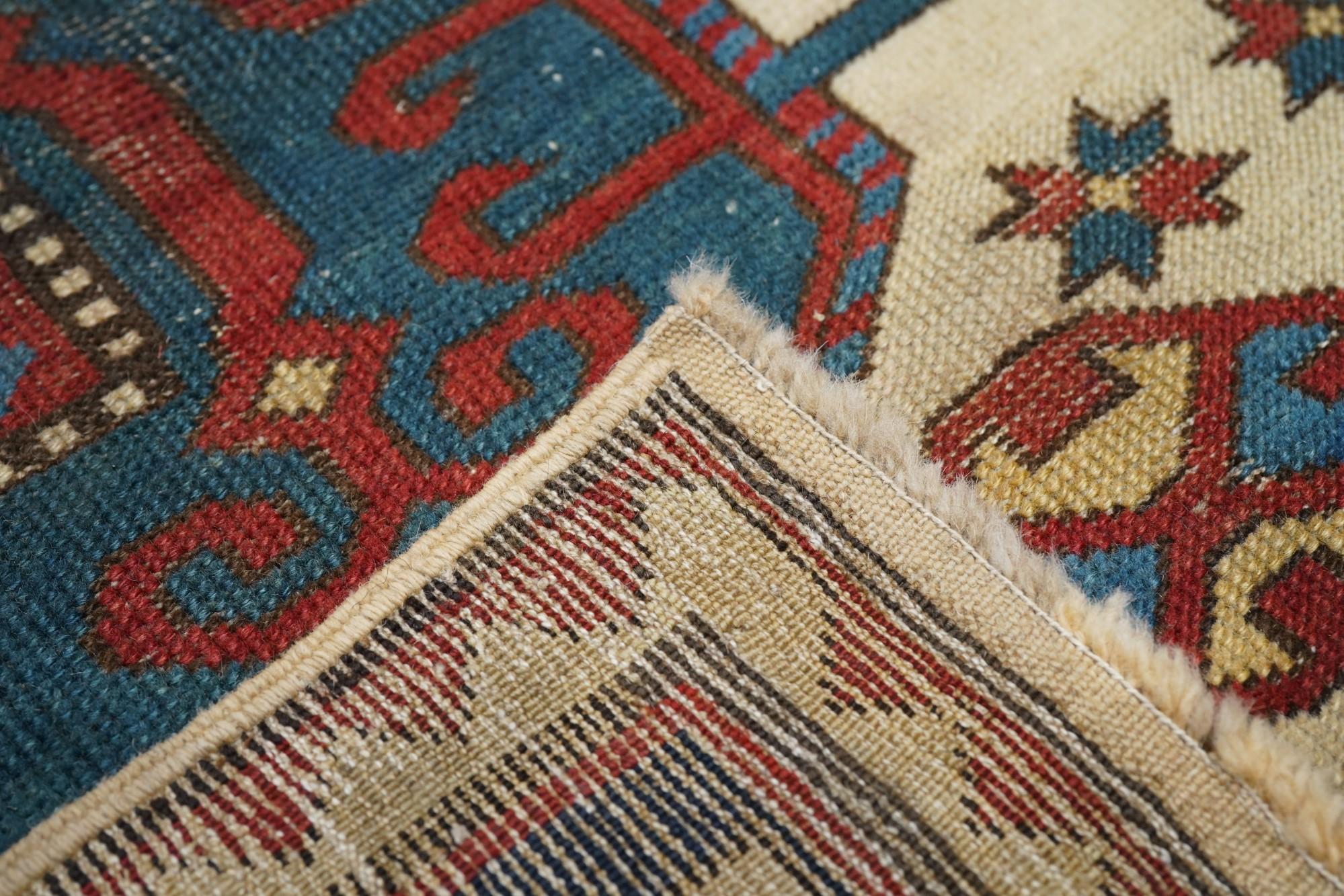 Antiker Kazak-Teppich aus Karabagh 5'7'' x 6'8'' im Angebot 5