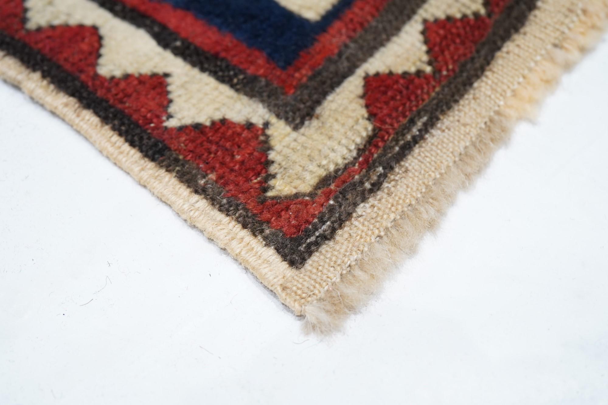 Antiker Kazak-Teppich aus Karabagh 5'7'' x 6'8'' im Zustand „Gut“ im Angebot in New York, NY