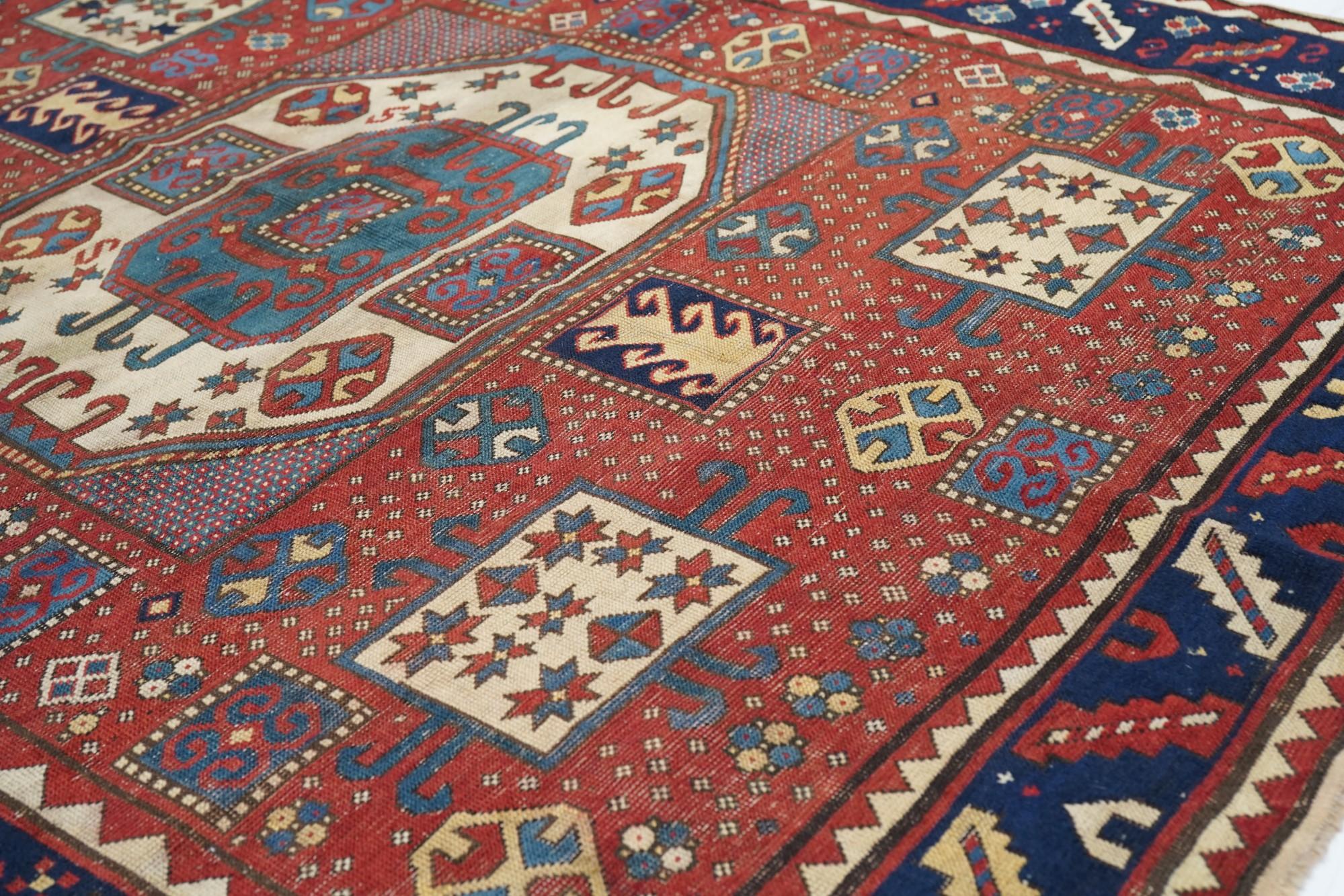 Antiker Kazak-Teppich aus Karabagh 5'7'' x 6'8'' (Wolle) im Angebot