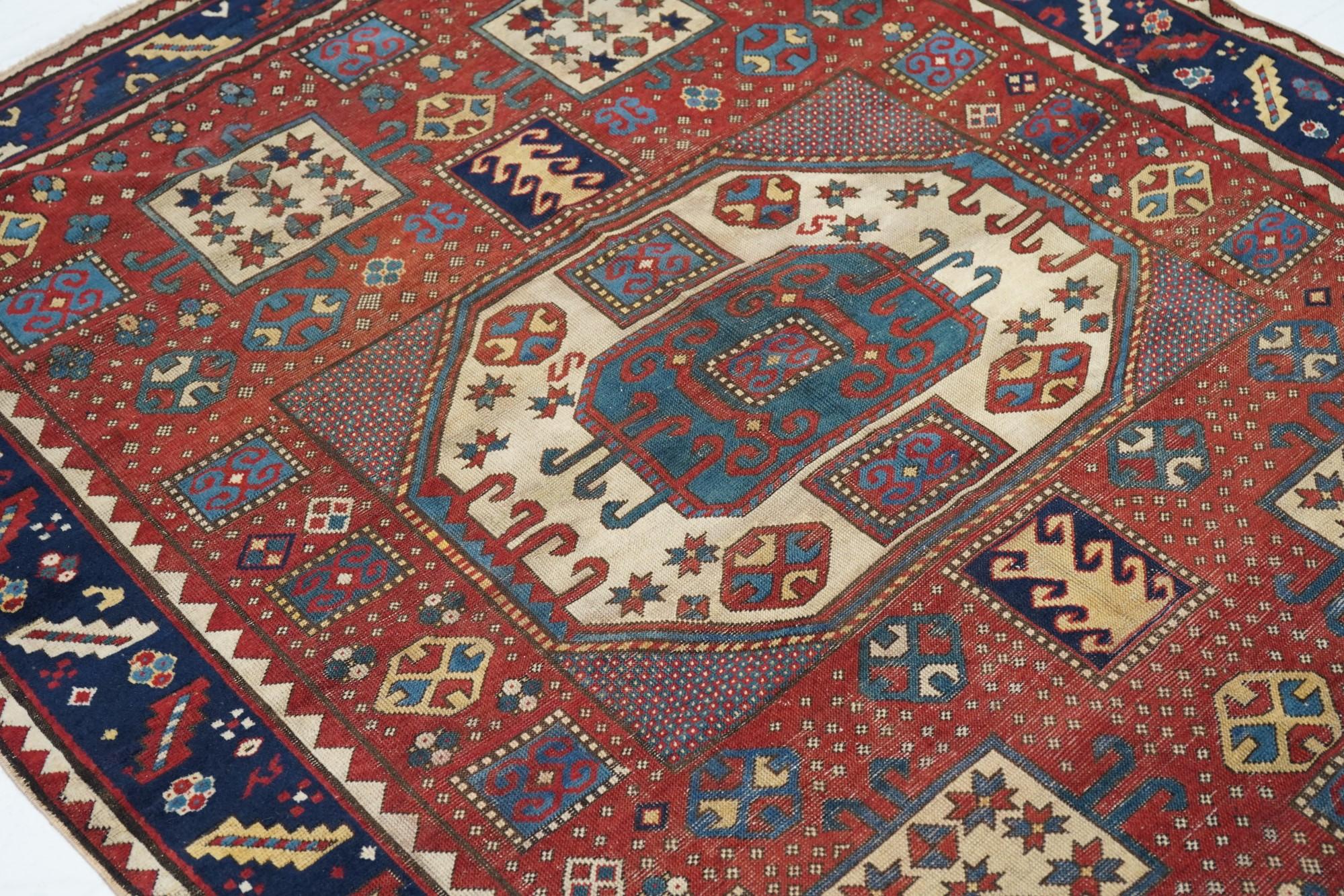 Antiker Kazak-Teppich aus Karabagh 5'7'' x 6'8'' im Angebot 1