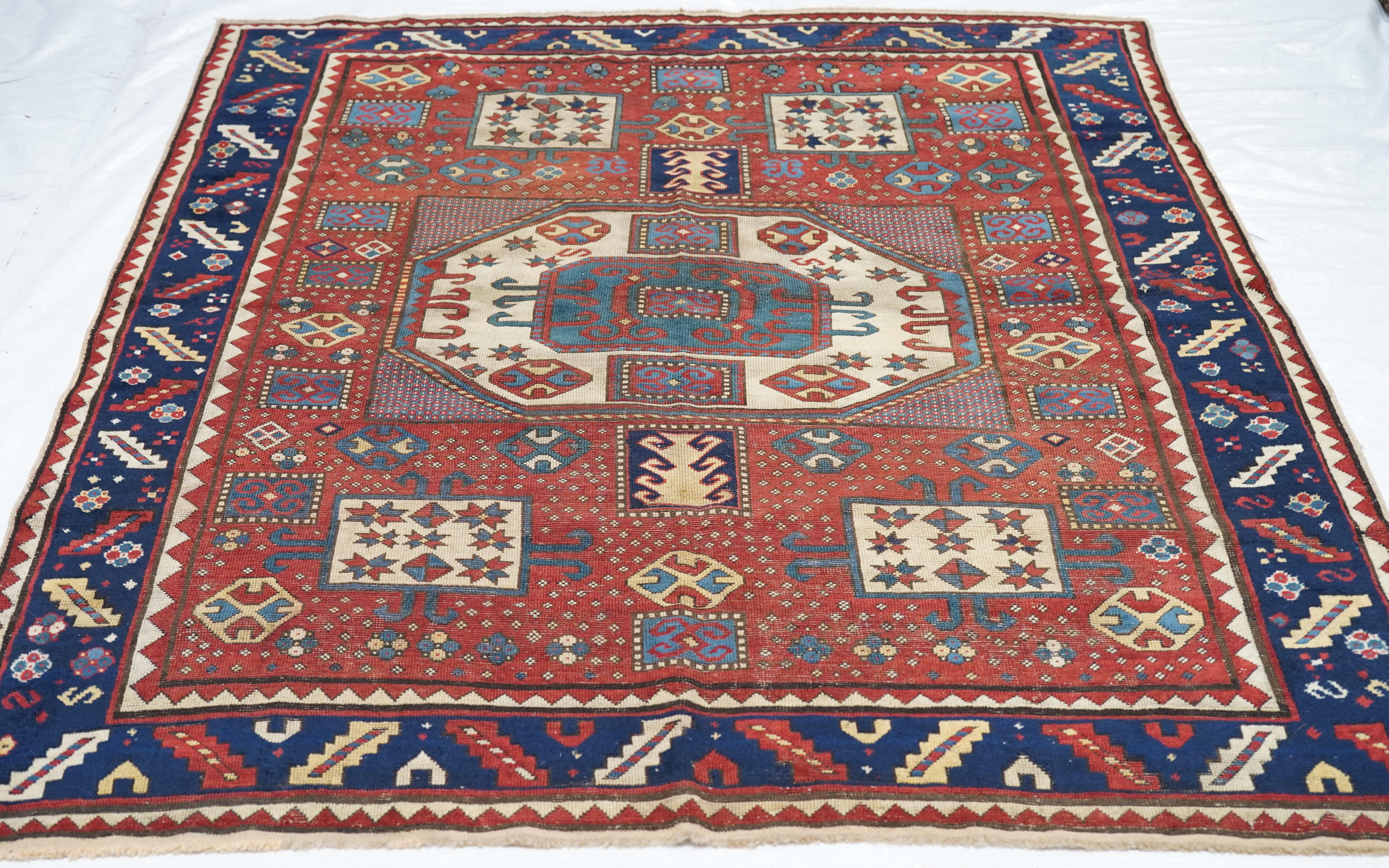Antiker Kazak-Teppich aus Karabagh 5'7'' x 6'8'' im Angebot 2