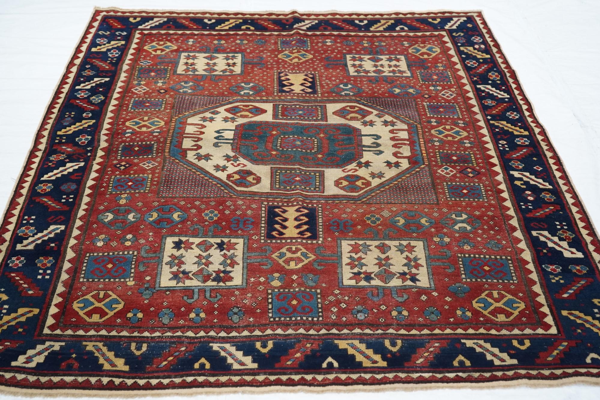 Antiker Kazak-Teppich aus Karabagh 5'7'' x 6'8'' im Angebot 3