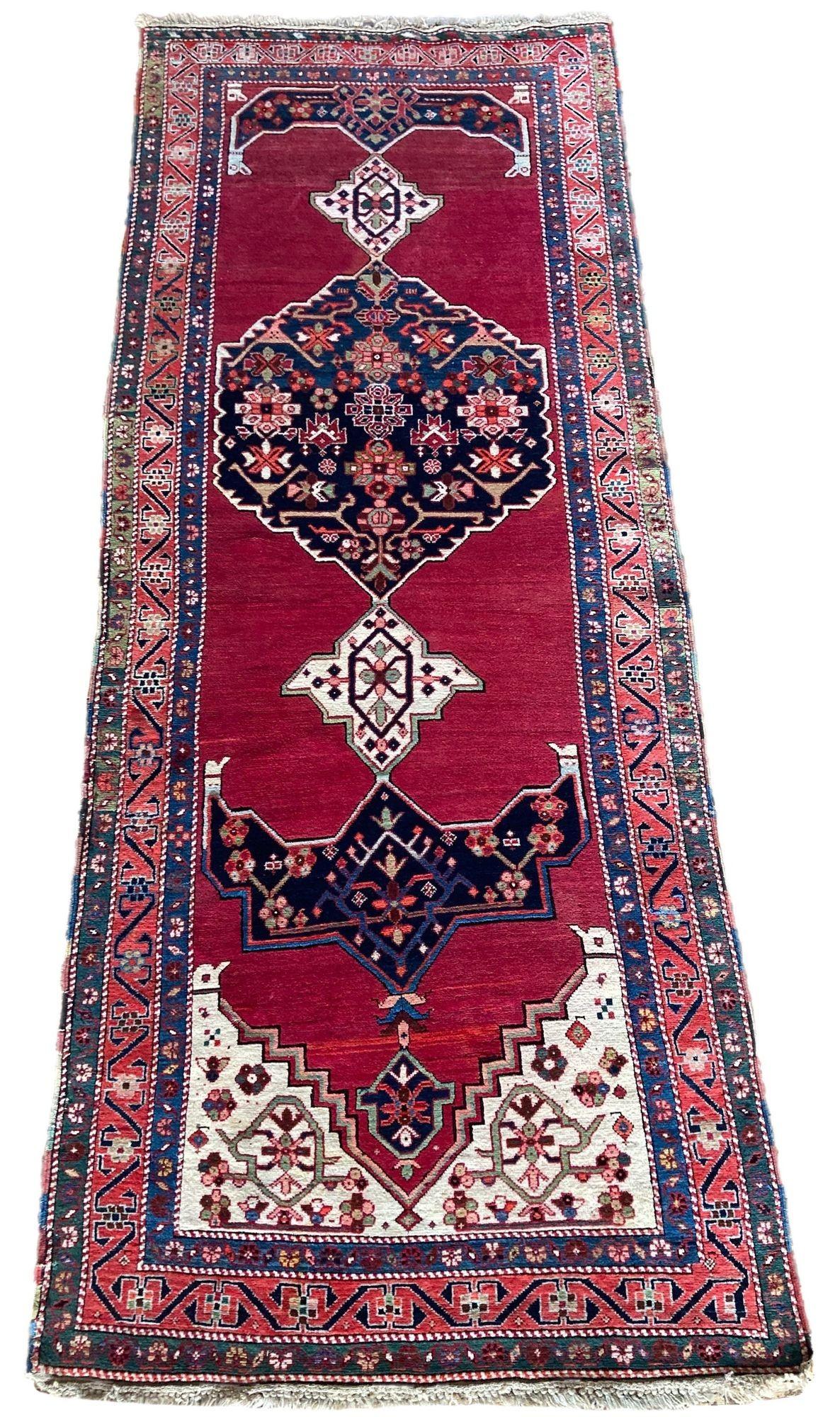Ein fabelhafter antiker Karabagh-Teppich, handgewebt in den südlichen Kaukasus-Bergen des heutigen Aserbaidschan um 1900. Das Design zeigt ein versetztes Medaillon auf einem offenen roten Feld und einer Terrakotta-Bordüre. Schöne Sekundärfarben,