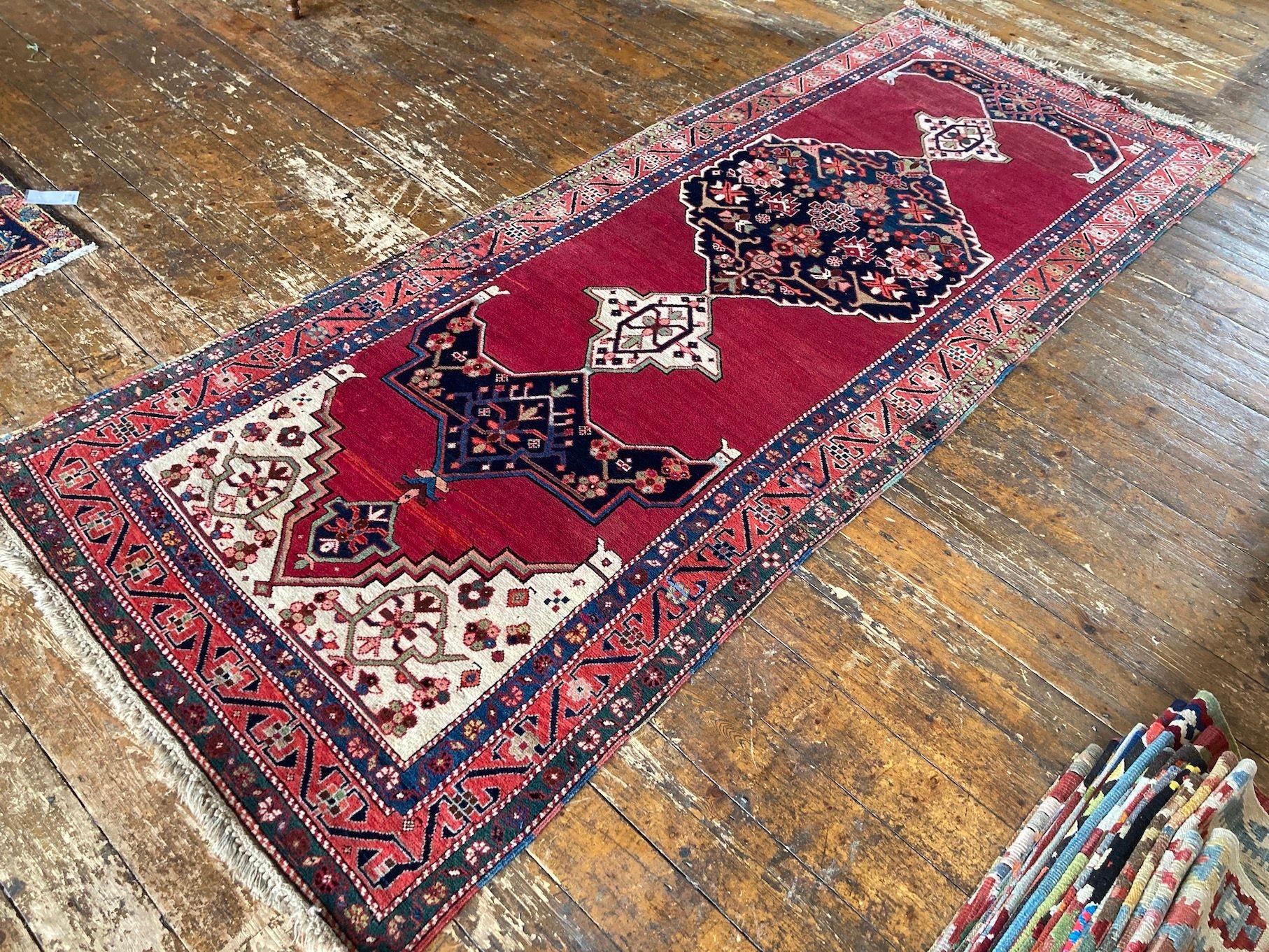 Antiker langer Karabagh-Teppich 2,97 m x 1,17 m (Frühes 20. Jahrhundert) im Angebot