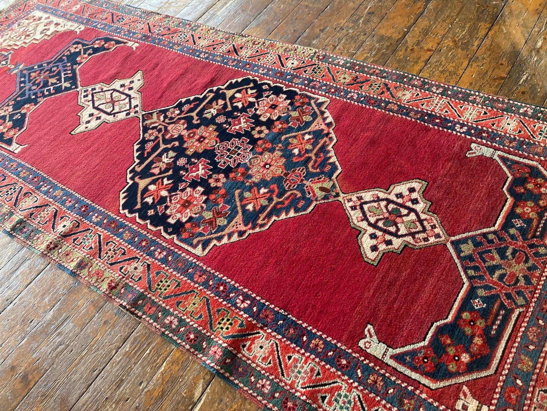 Antiker langer Karabagh-Teppich 2,97 m x 1,17 m (Wolle) im Angebot