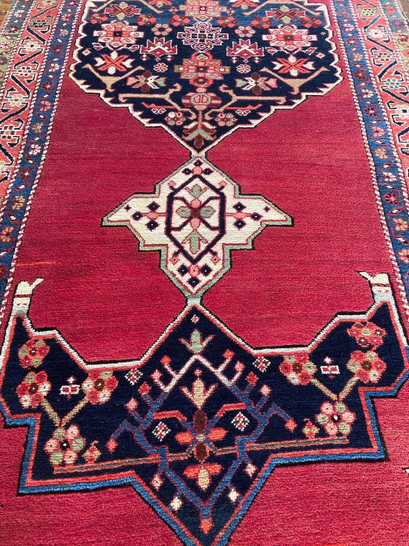 Antiker langer Karabagh-Teppich 2,97 m x 1,17 m im Angebot 2