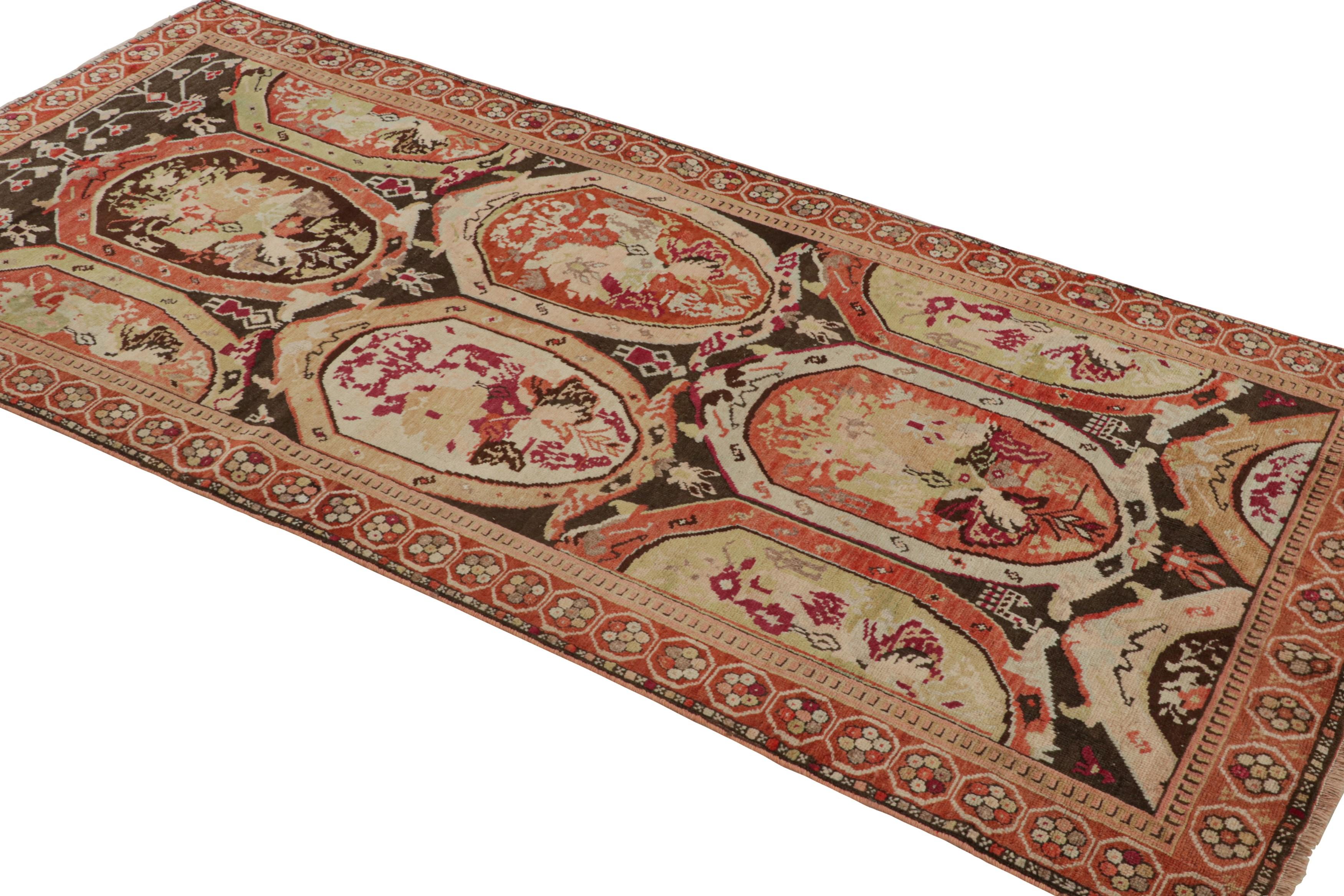 Fabricada con lana anudada a mano hacia 1950-1960, esta alfombra rústica Karabagh vintage de 3x8 procedente de Rusia es una pieza muy especial, con un diseño floral clásico de mediados de siglo, ligero y refrescante, una nueva y emocionante