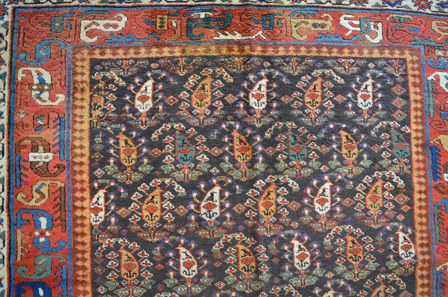 Cet ancien tapis persan du Karabagh, datant de 1870, en pure laine filée à la main, présente un motif cachemire ou 
