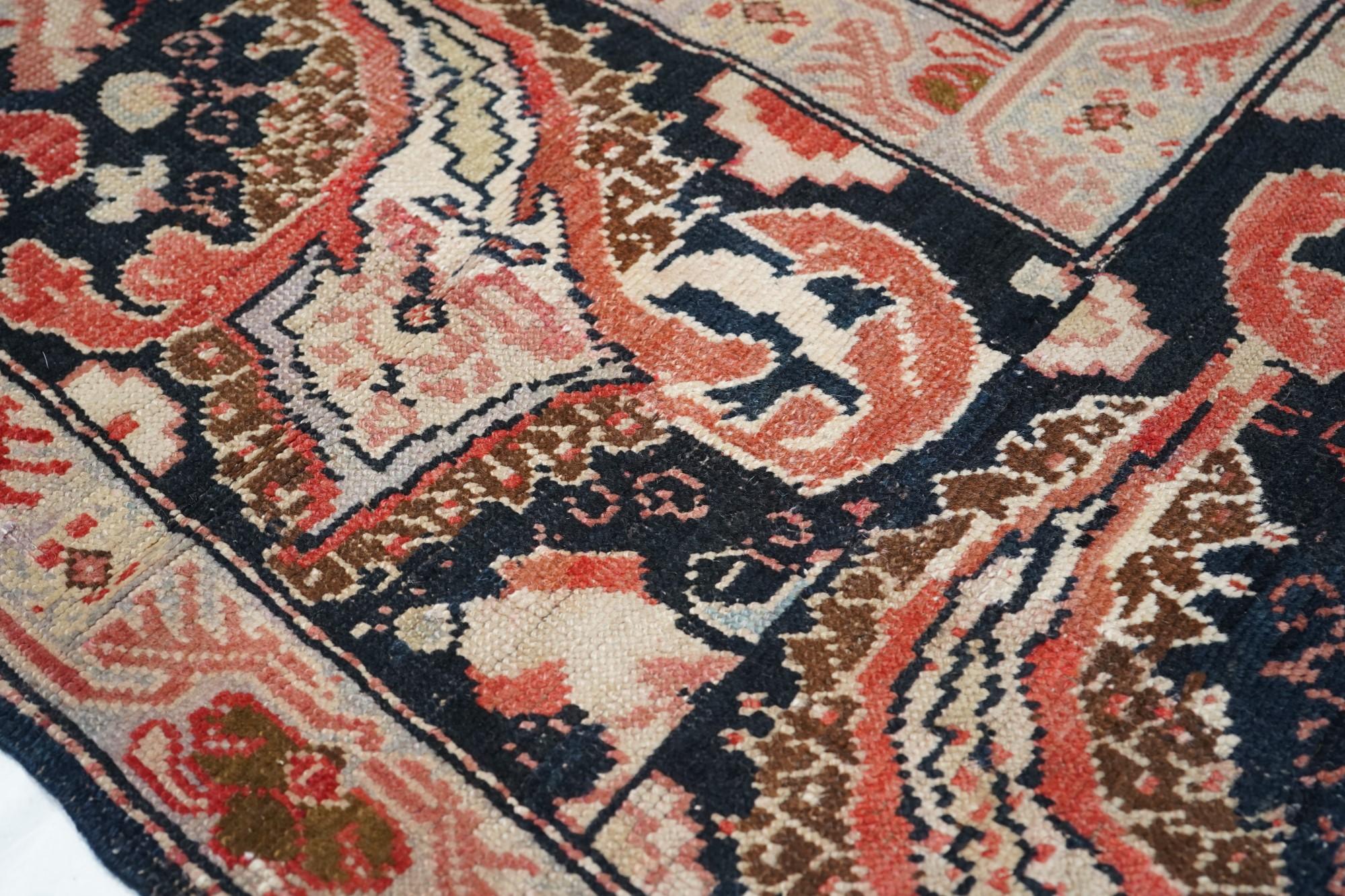 Antiker Karabagh-Teppich, um 1890 (Spätes 19. Jahrhundert) im Angebot