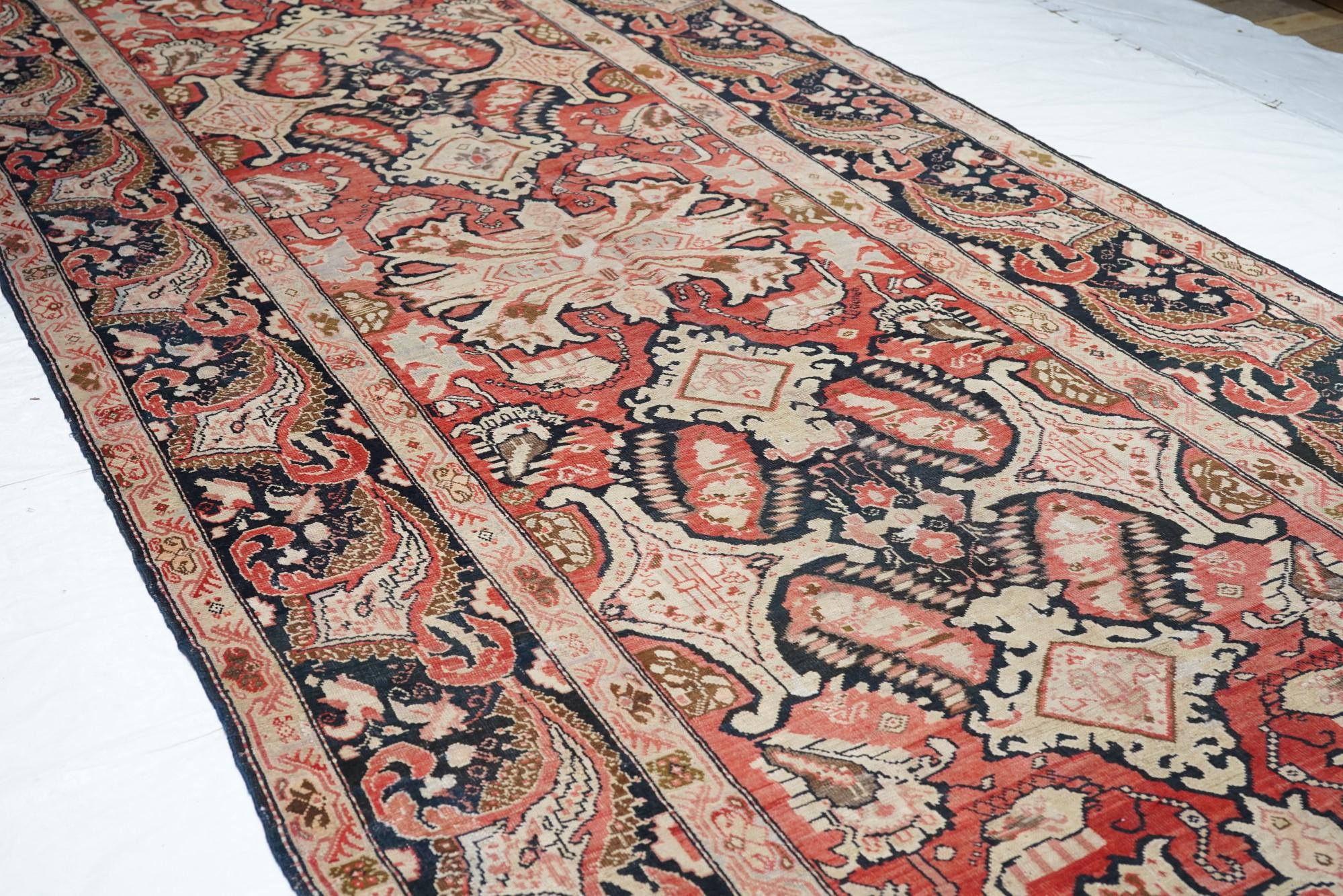 Antiker Karabagh-Teppich 6'8'' x 18'9'' im Angebot 1