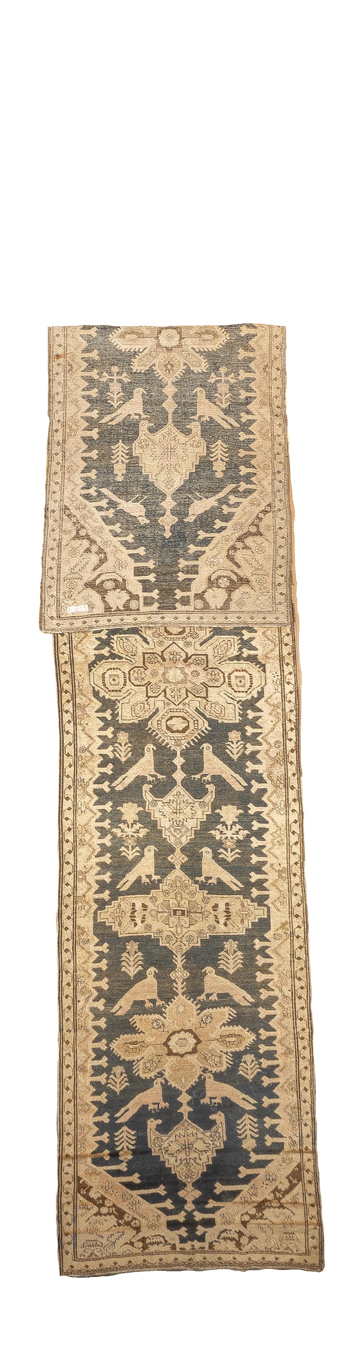 Alfombra Karabagh Antigua 3'7'' x 18'3''.  Cáucaso Sur/Armenia. Por lo general, alfombras dispersas, corredoras y largas, con motivos geométricos y persas, sobre lana, con nudos simétricos. Alfombras de pelo largo Chelaberd y Chondzoresk a la manera