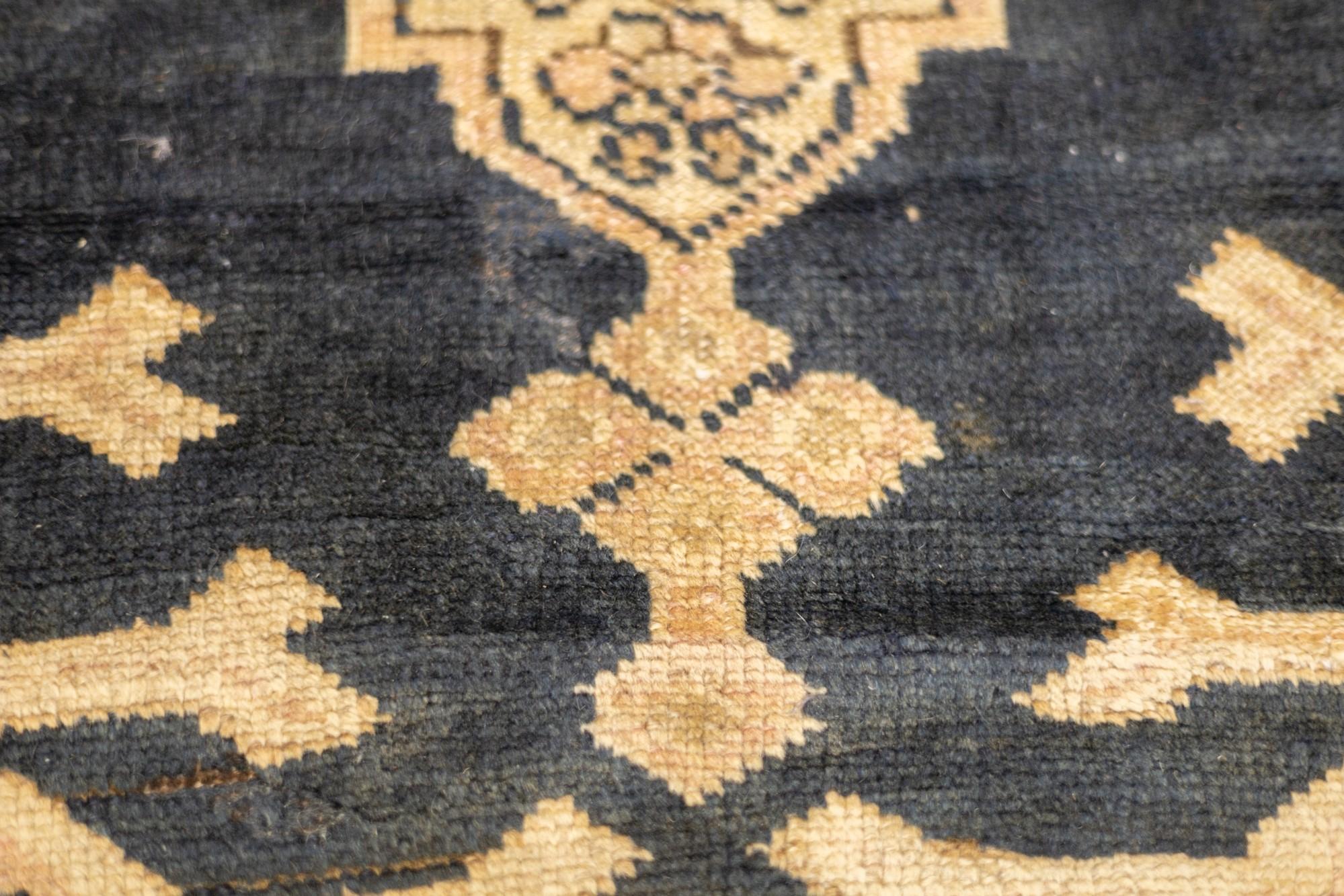 Traves de Mesa Karabagh Antiguo 3'7'' x 18'3'' en venta 2