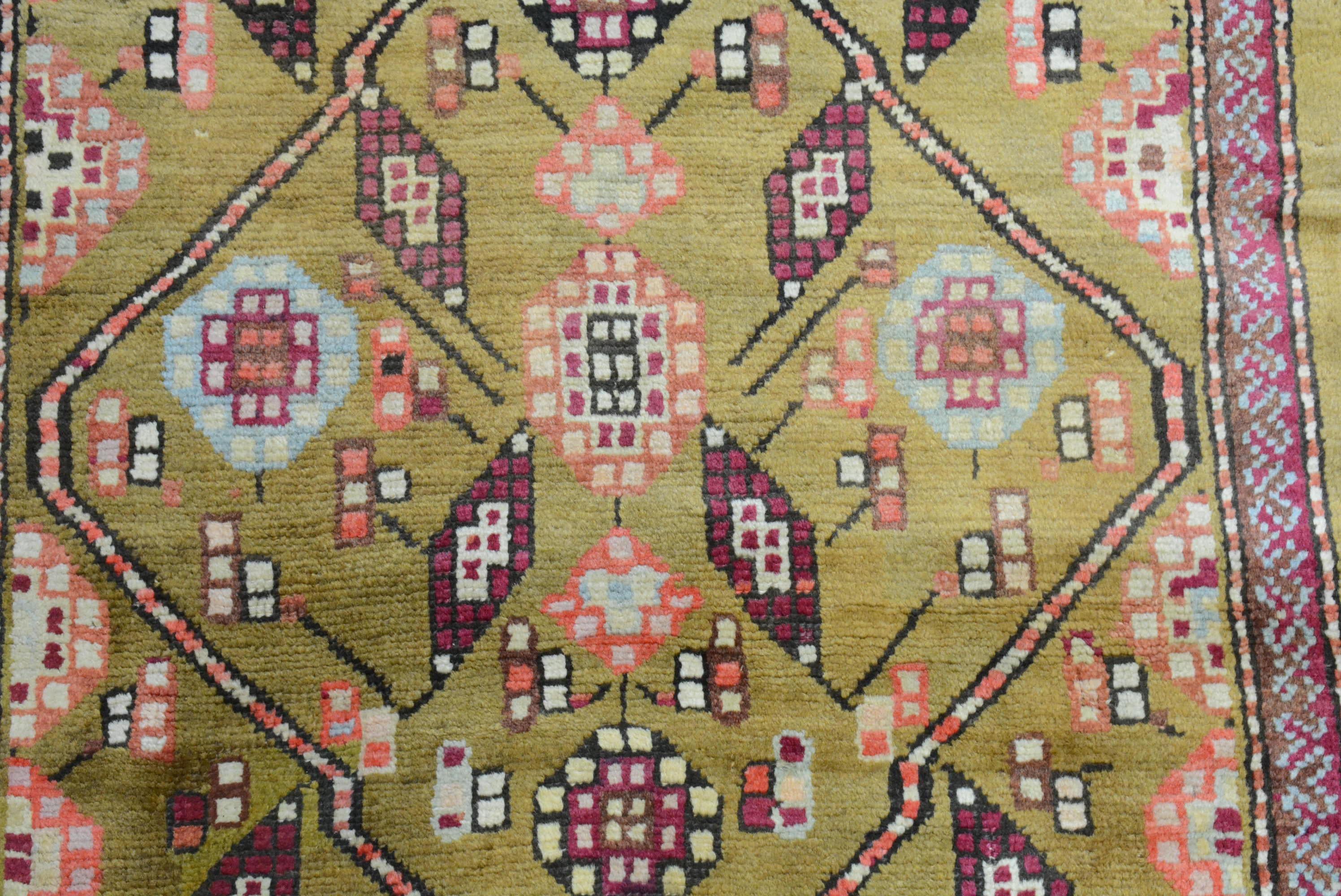 La région du Karabagh, dans le sud du Caucase, produit des tapis depuis le XIIIe siècle. Cette région est peuplée d'Arméniens chrétiens, de Kurdes, de Turcs azéris et de musulmans. La production de tapis s'est considérablement développée au cours de