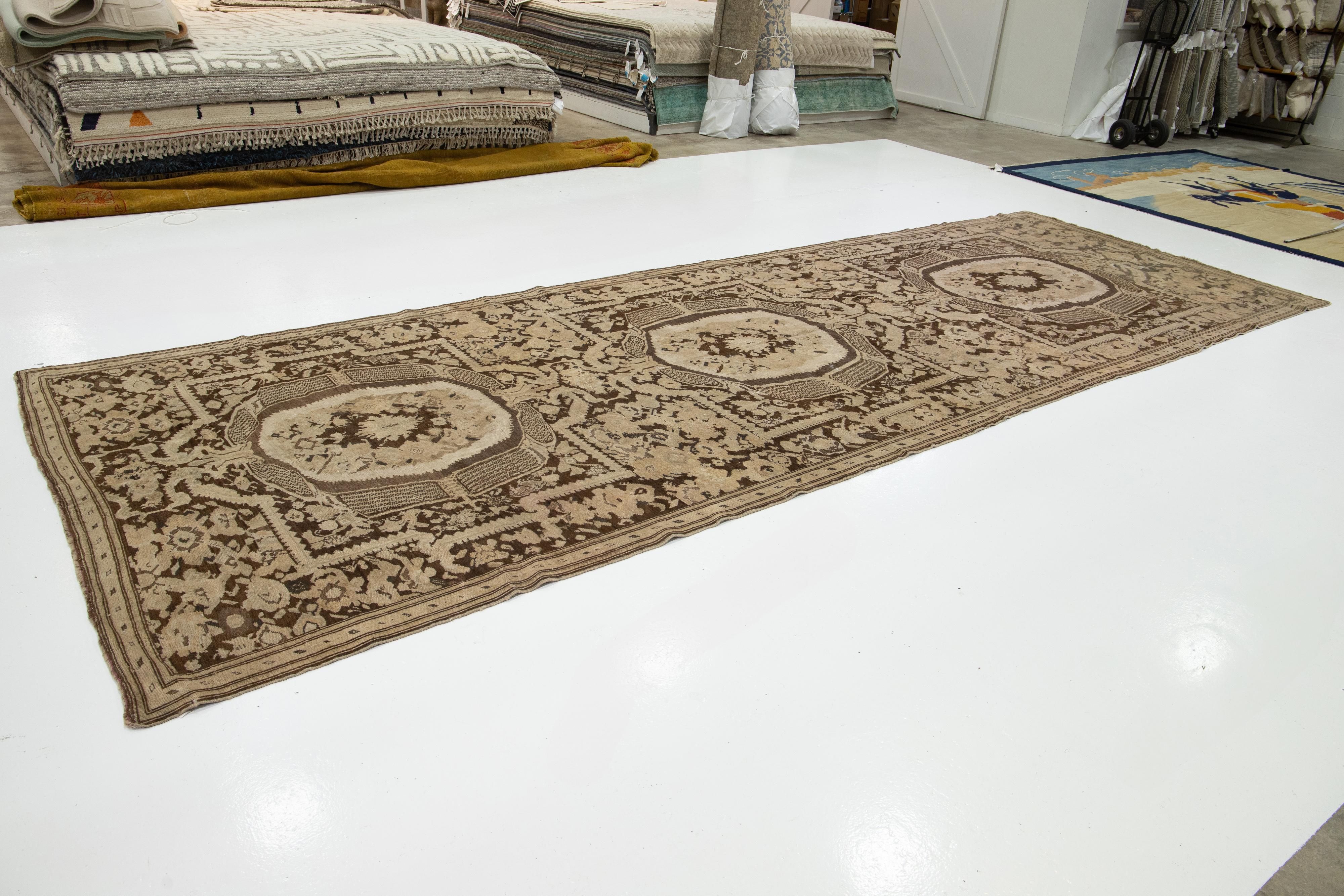 Antike Karabaugh Handmade Designed Wolle Läufer In Brown (Aubusson) im Angebot