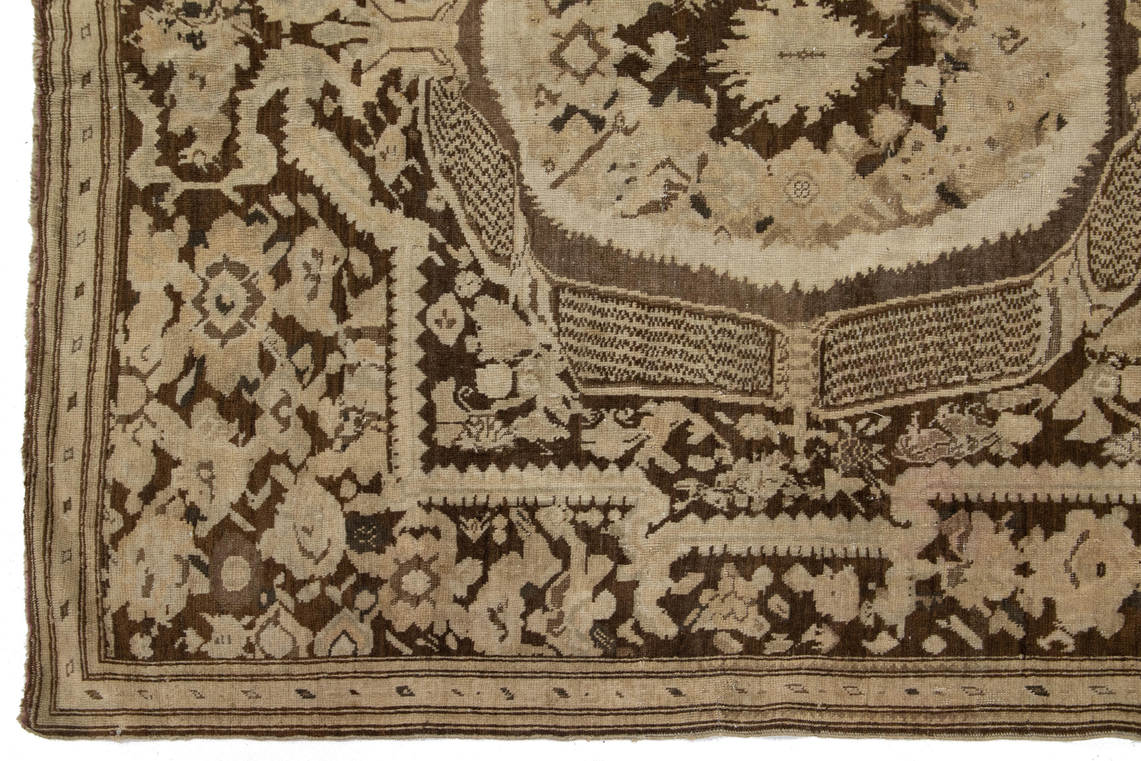 Antike Karabaugh Handmade Designed Wolle Läufer In Brown im Zustand „Hervorragend“ im Angebot in Norwalk, CT