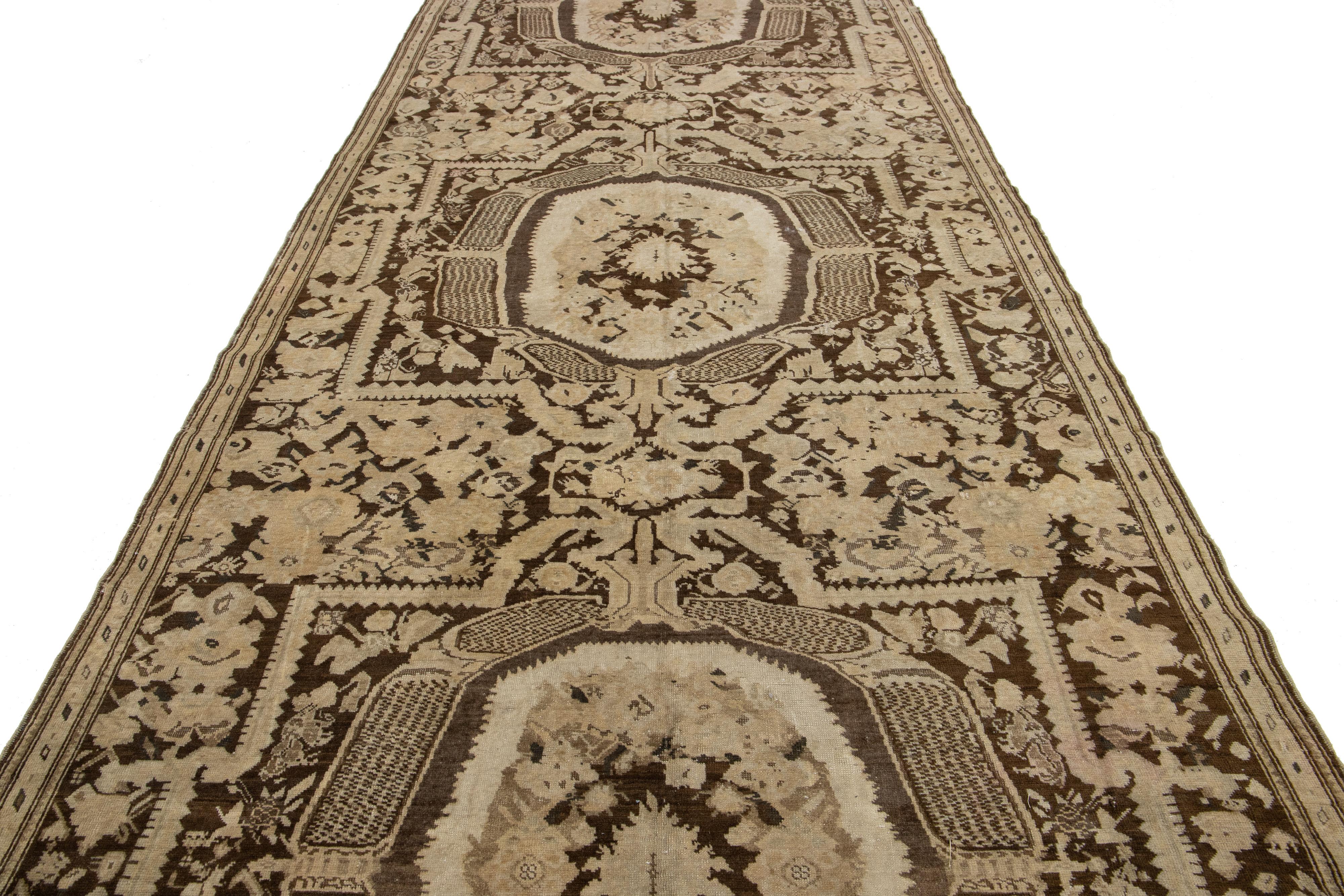 Antike Karabaugh Handmade Designed Wolle Läufer In Brown im Angebot 1
