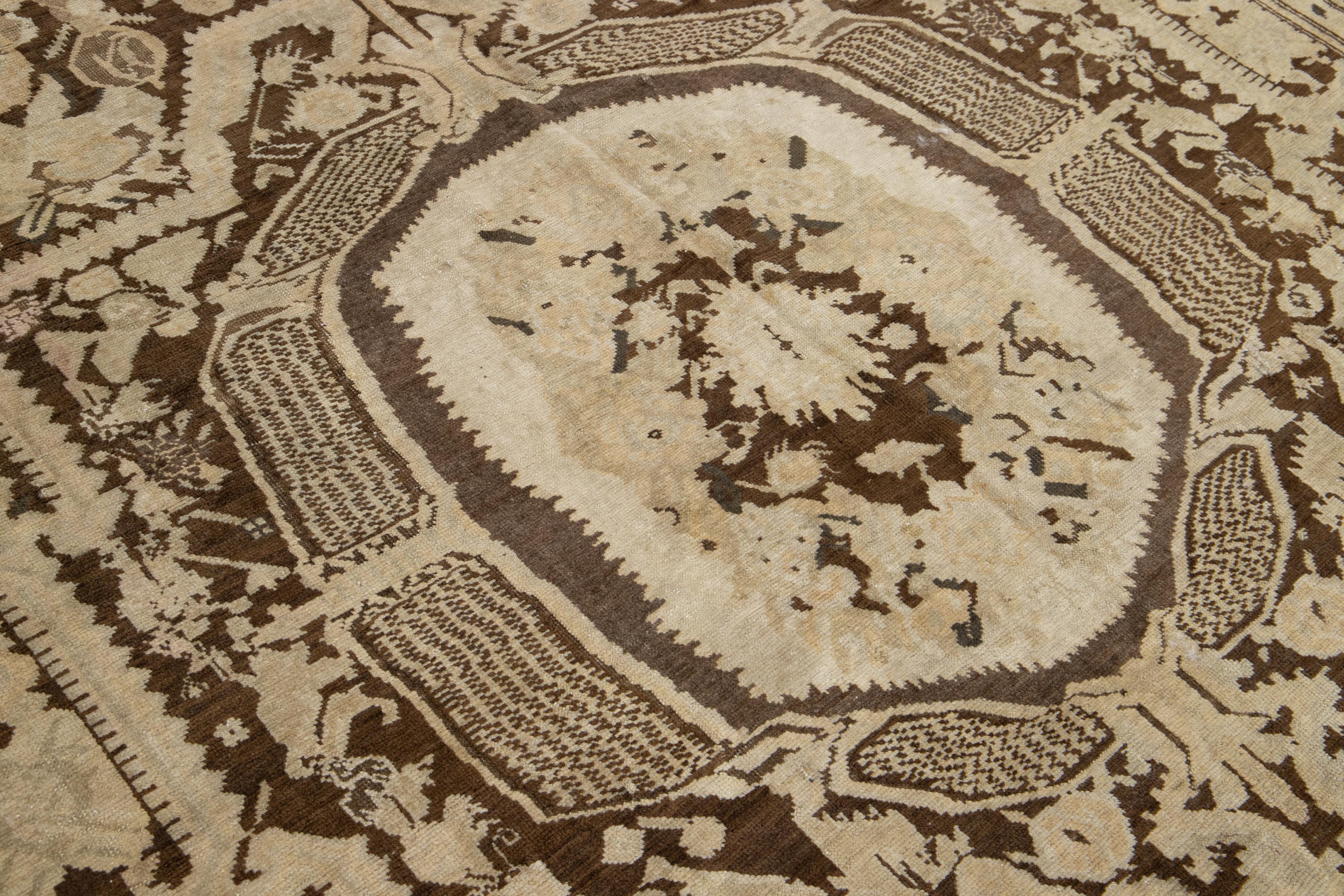Antike Karabaugh Handmade Designed Wolle Läufer In Brown im Angebot 2