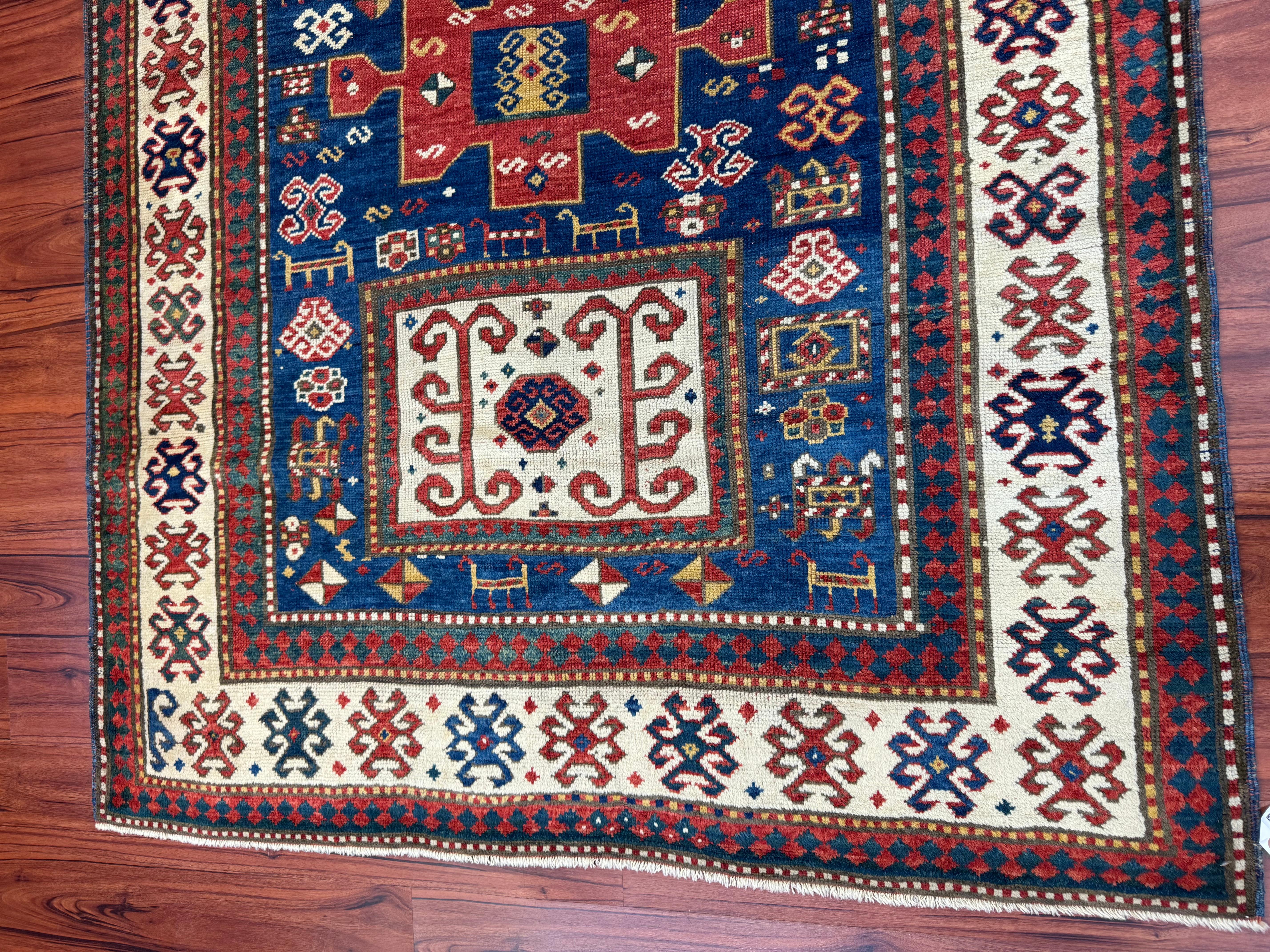 Ein atemberaubender Karatschow-Kazak-Teppich, der aus dem Russland des 19. Jahrhunderts stammt. Dieser Teppich hat eine reiche Geschichte und ist in ausgezeichnetem Zustand! Die Maße sind 4'9