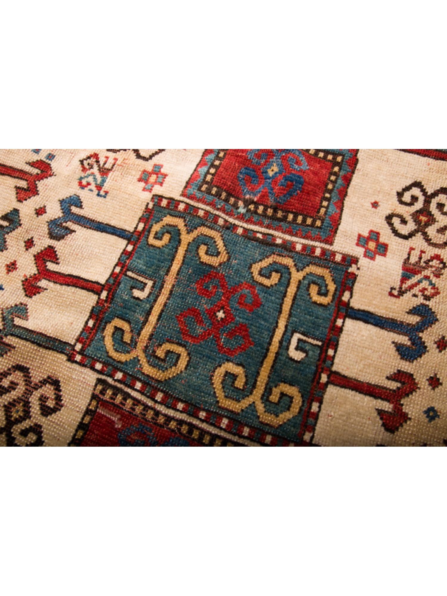 Il s'agit d'un ancien tapis Karachov Kazak de la région de Karachov / Karachoph, dans le sud-ouest du Caucase.

La ville de Karachov (parfois rendue Karatchoph ou Karachoph) se trouve au sud-est de Lori-Pambak, entre Karaklis et Idjevan. Il a donné