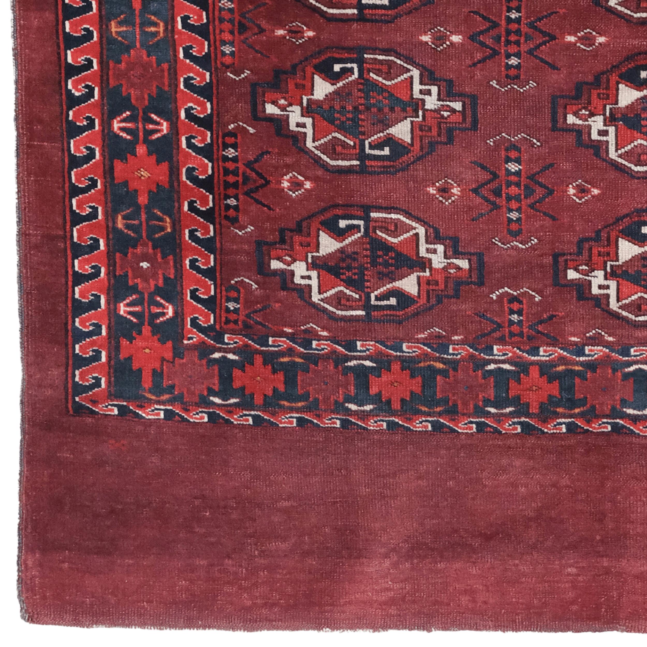 Ce tapis Karadashli antique date du XIXe siècle et se distingue par ses riches tons rouges et ses motifs géométriques complexes. Au centre du tapis, des motifs symétriques de forme octogonale. Les bordures présentent des motifs floraux et des lignes
