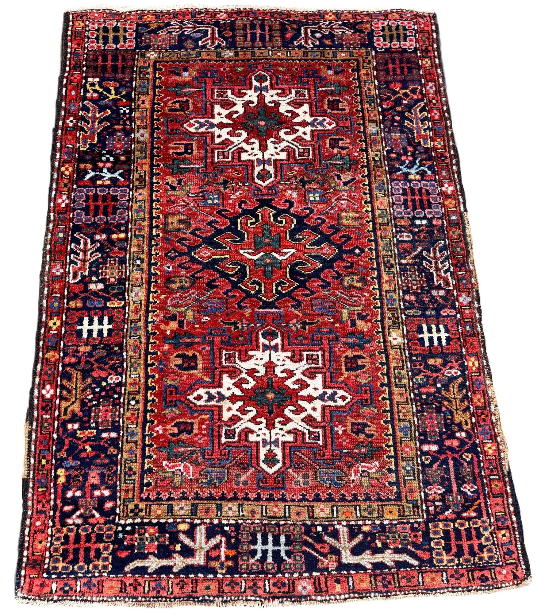 Ein schöner antiker Karadja-Teppich, handgewebt um 1920 mit einem geometrischen 3-Medaillon-Muster auf einem reichen Terrakotta-Feld und einer tiefen indigoblauen Bordüre. Fantastische Sekundärfarben wie Gold, Grün und Blau - ein sehr dekorativer