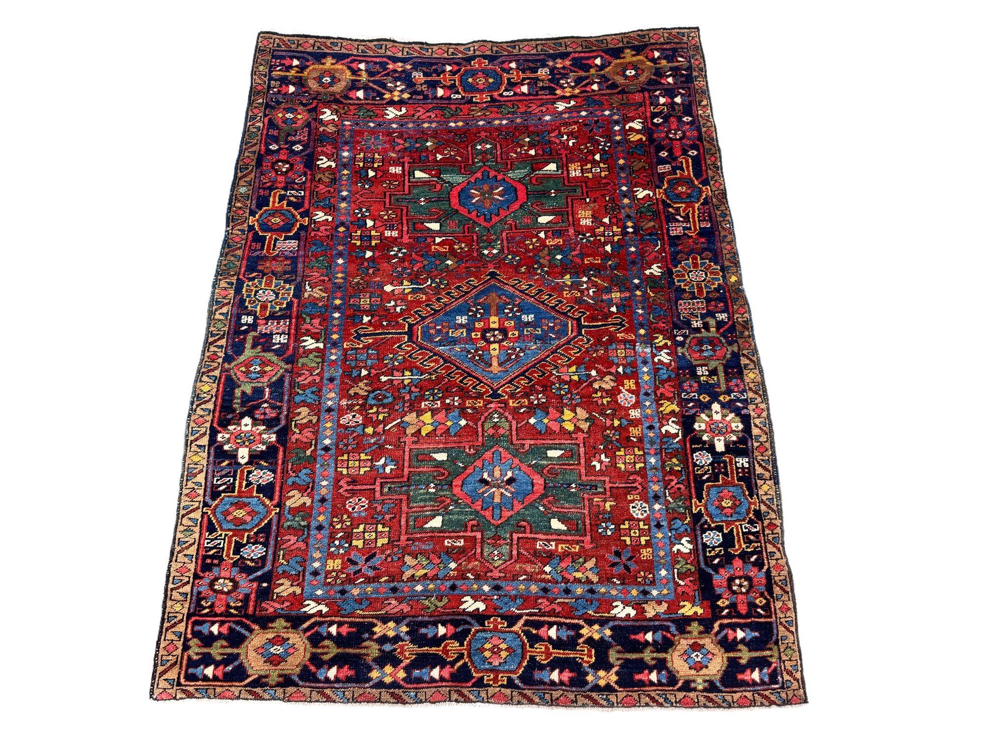 Ein schöner antiker Heriz-Teppich, handgewebt um 1910 mit einem geometrischen 3-Medaillon-Muster auf einem reichen Terrakotta-Feld und einer tiefen indigoblauen Bordüre. Tolle Sekundärfarben, vor allem das Grün in den Medaillons und die goldenen