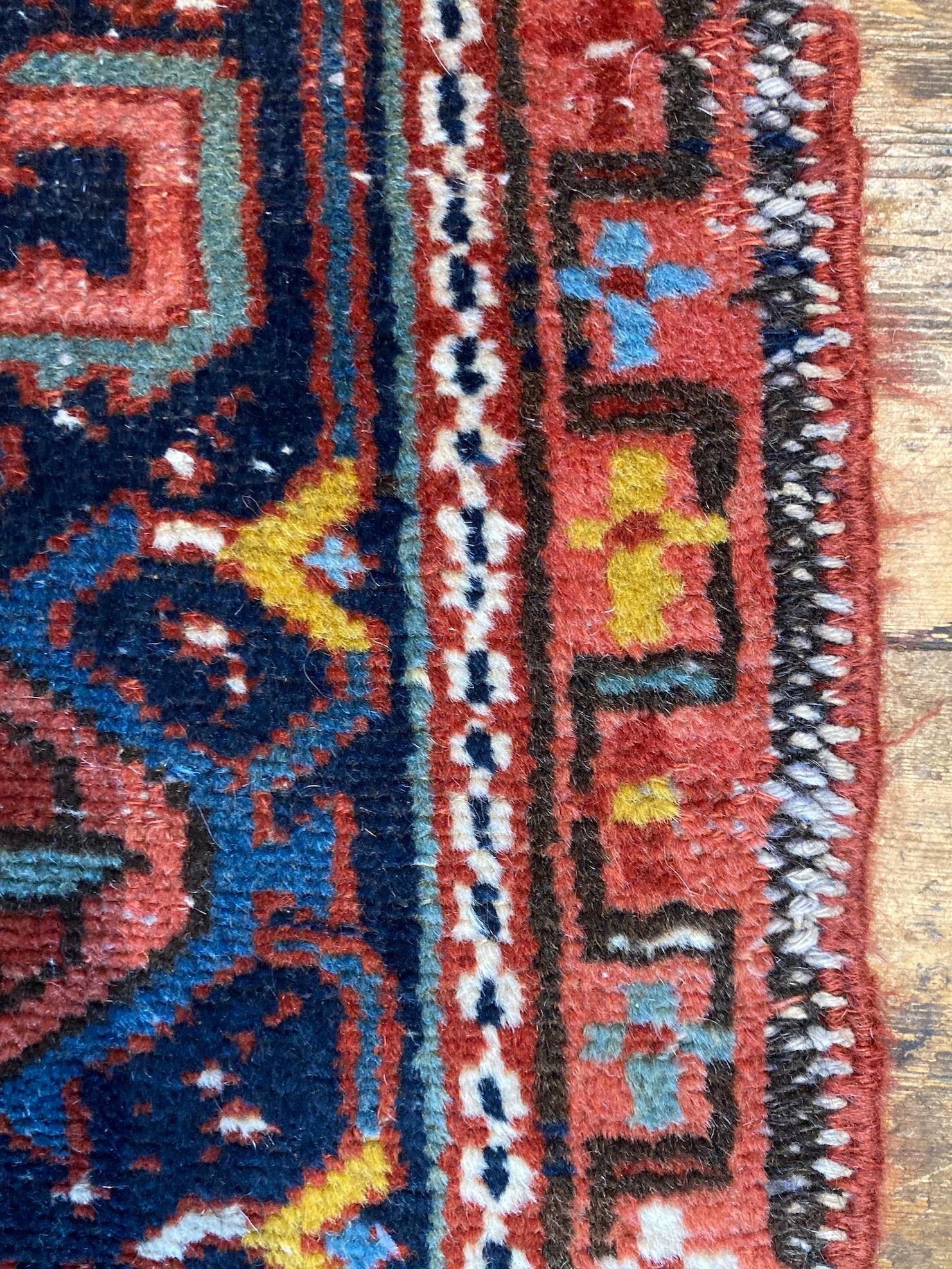 Antiker Karadja-Teppich 1,93m x 1,41m im Angebot 12