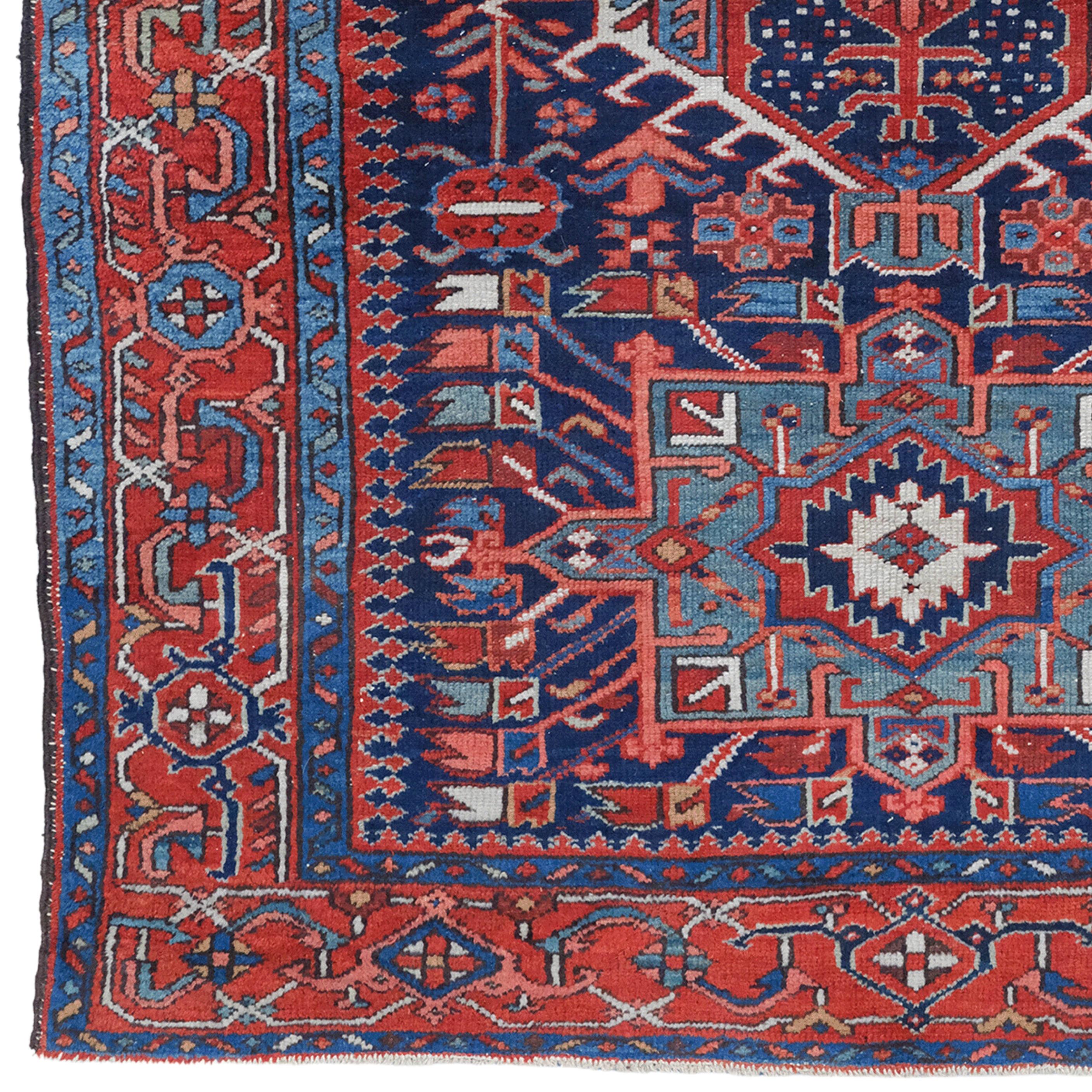 Dieser antike Karadja-Teppich stammt aus dem späten 19. Jahrhundert und zeichnet sich durch seine reiche Geschichte und Handwerkskunst aus. Der Teppich ist mit traditionellen Karadja-Motiven und einer Farbpalette verziert. Rote und blaue